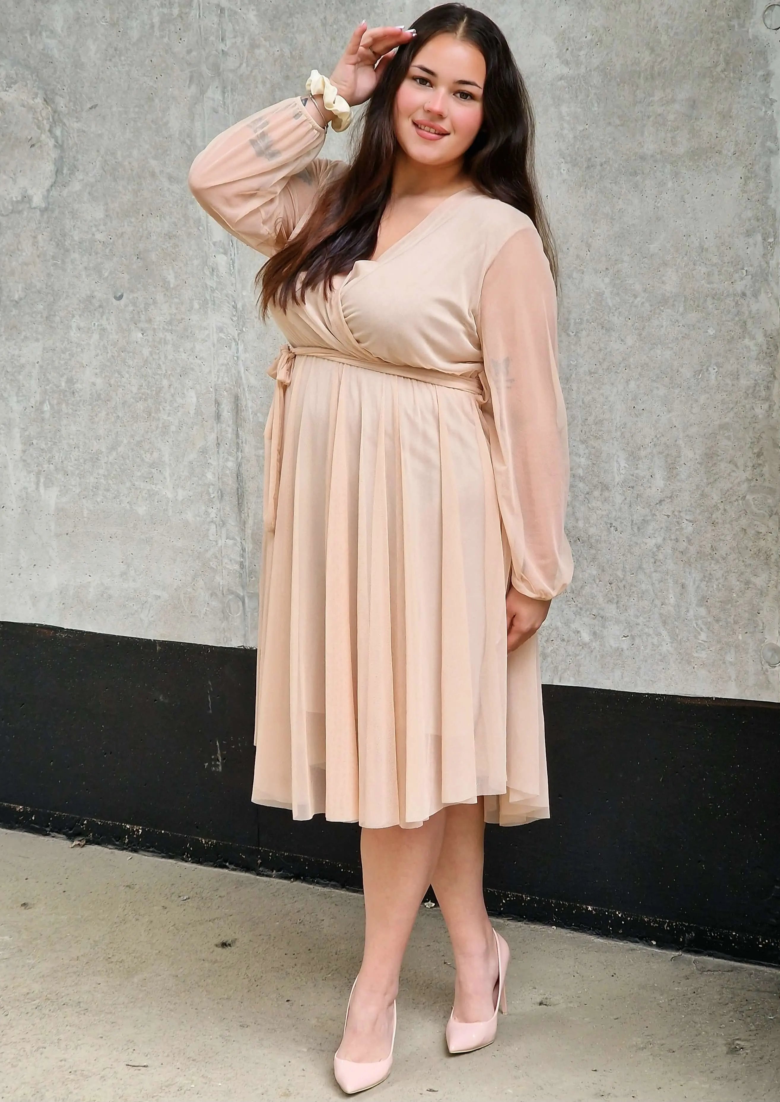 Sukienka z marszczeniem w talii i dekoltem w serek - w wielu kolorach Stylowa XL