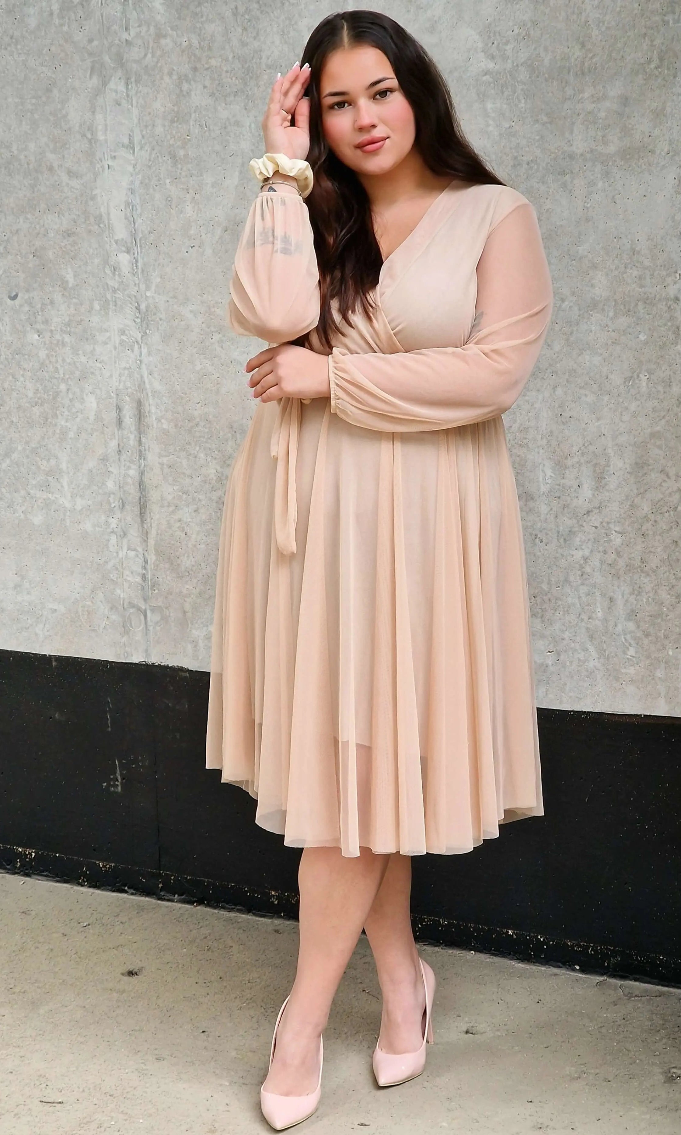 Sukienka z marszczeniem w talii i dekoltem w serek - w wielu kolorach Stylowa XL