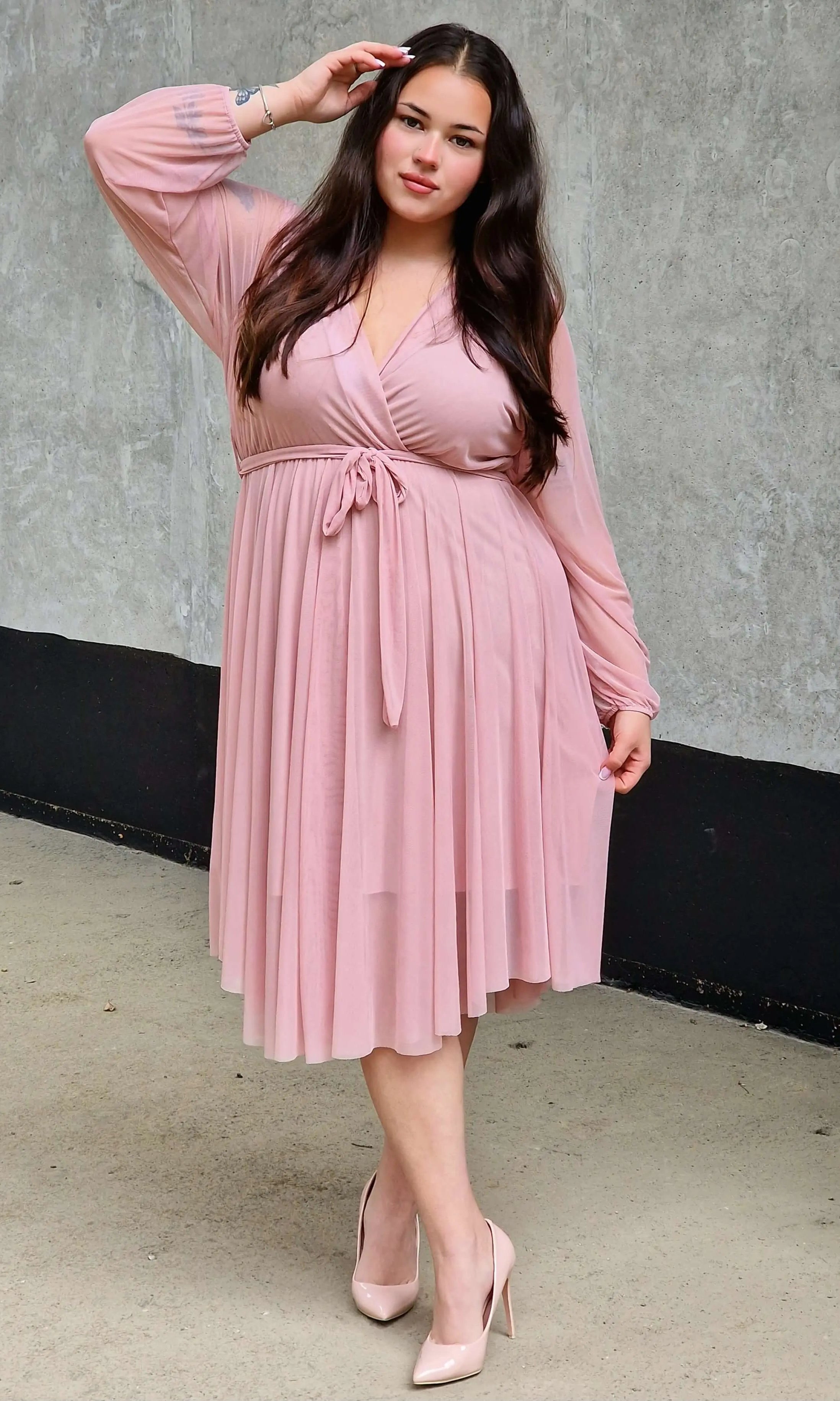 Sukienka z marszczeniem w talii i dekoltem w serek - w wielu kolorach Stylowa XL