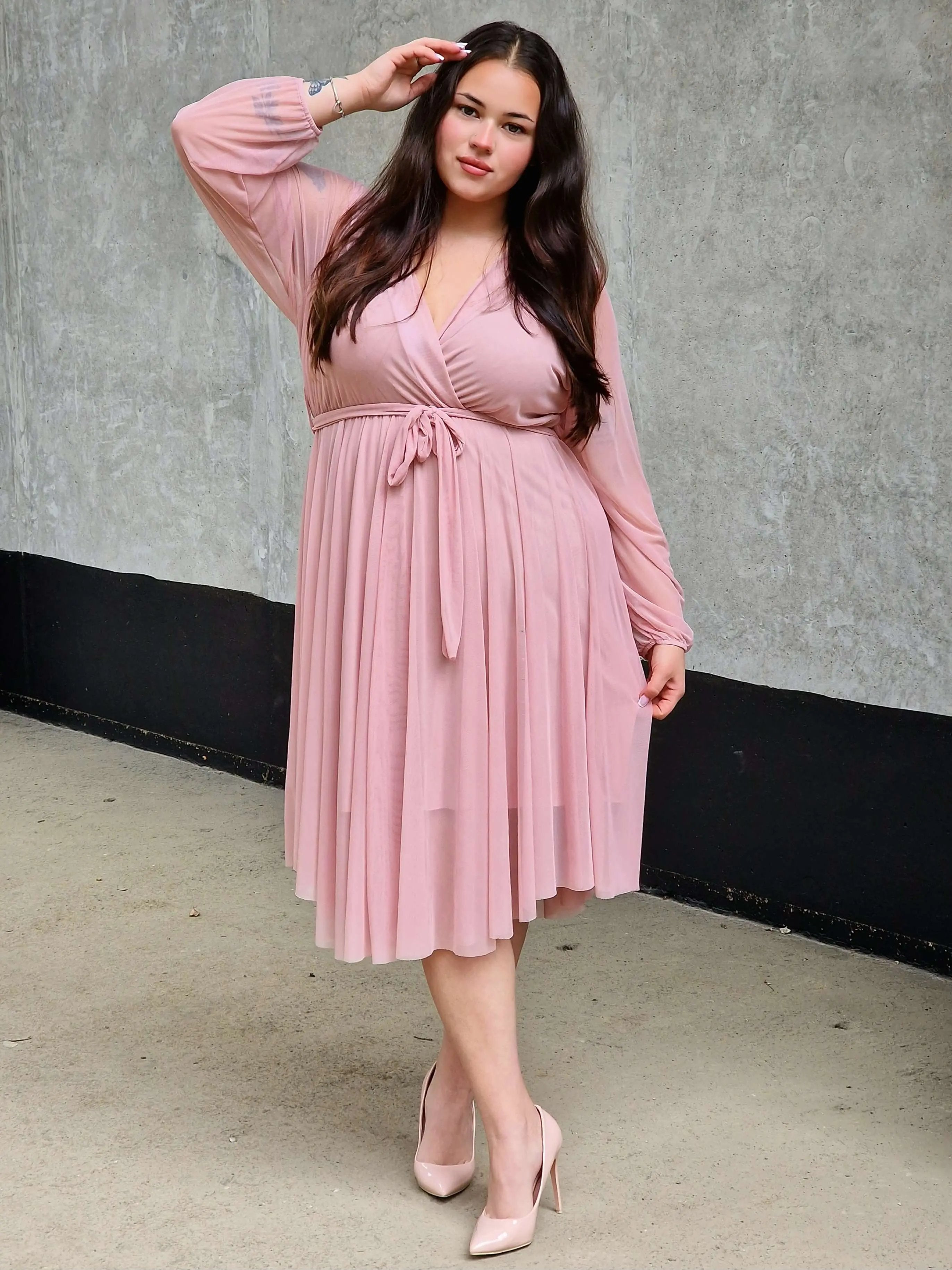 Sukienka z marszczeniem w talii i dekoltem w serek - w wielu kolorach Stylowa XL