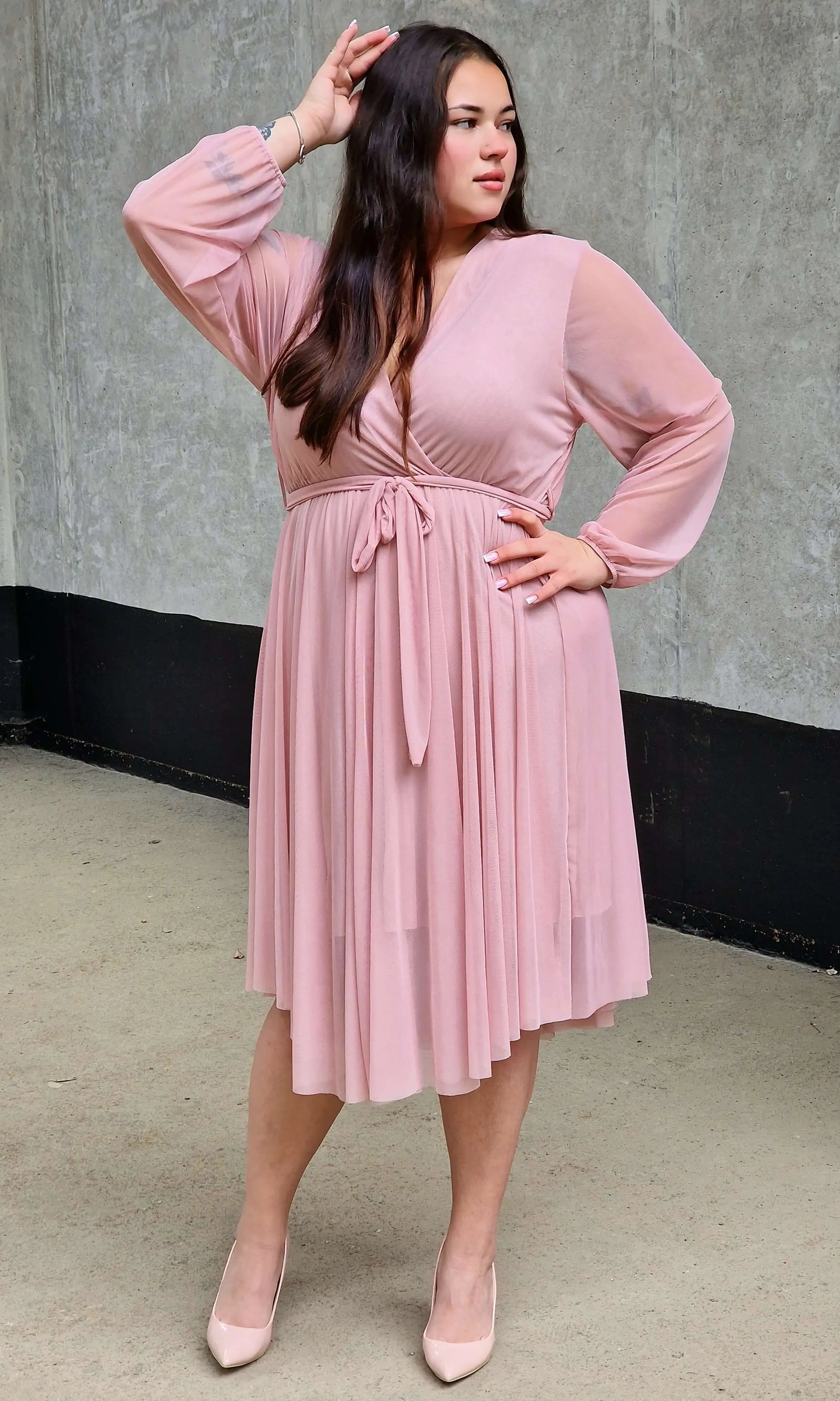 Sukienka z marszczeniem w talii i dekoltem w serek - w wielu kolorach Stylowa XL