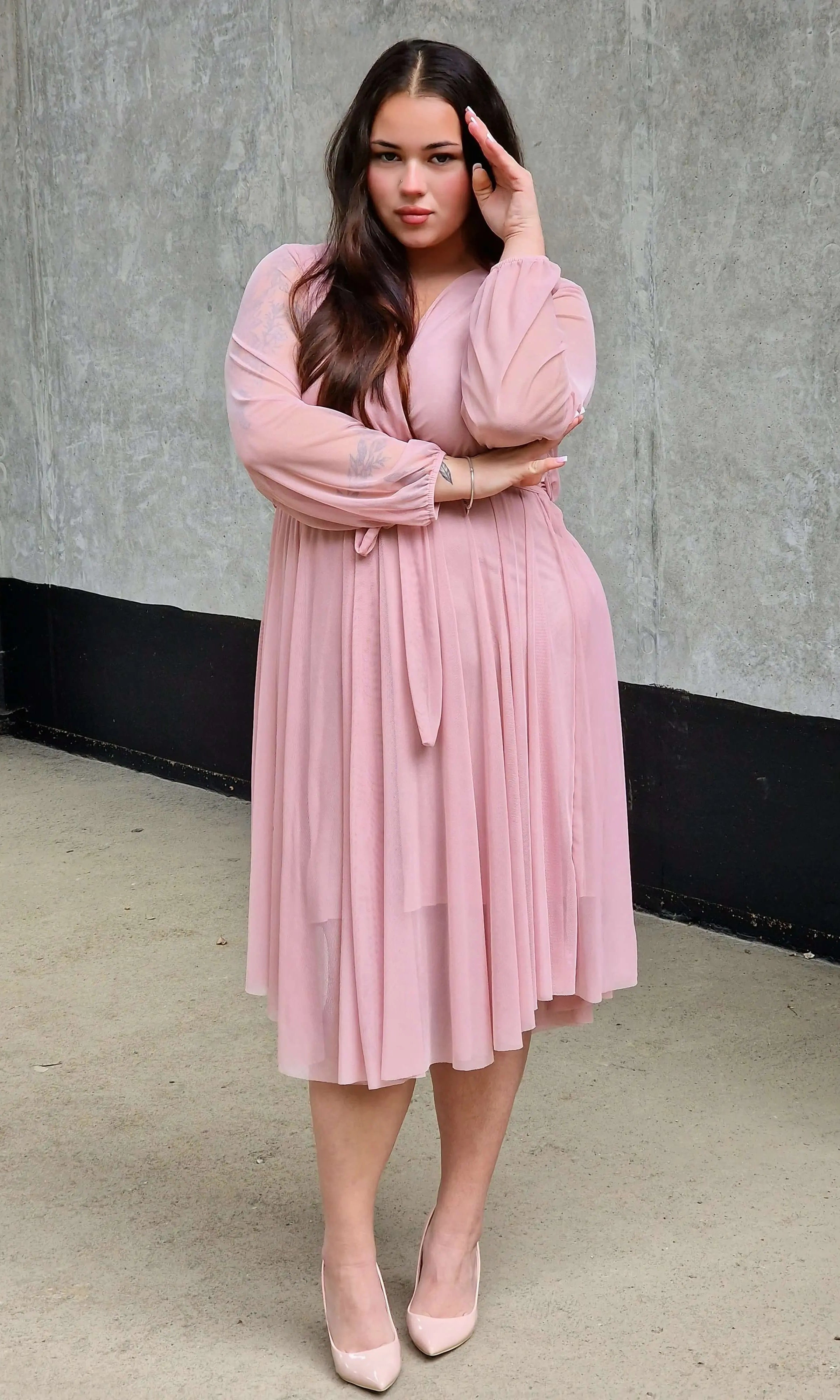 Sukienka z marszczeniem w talii i dekoltem w serek - w wielu kolorach Stylowa XL