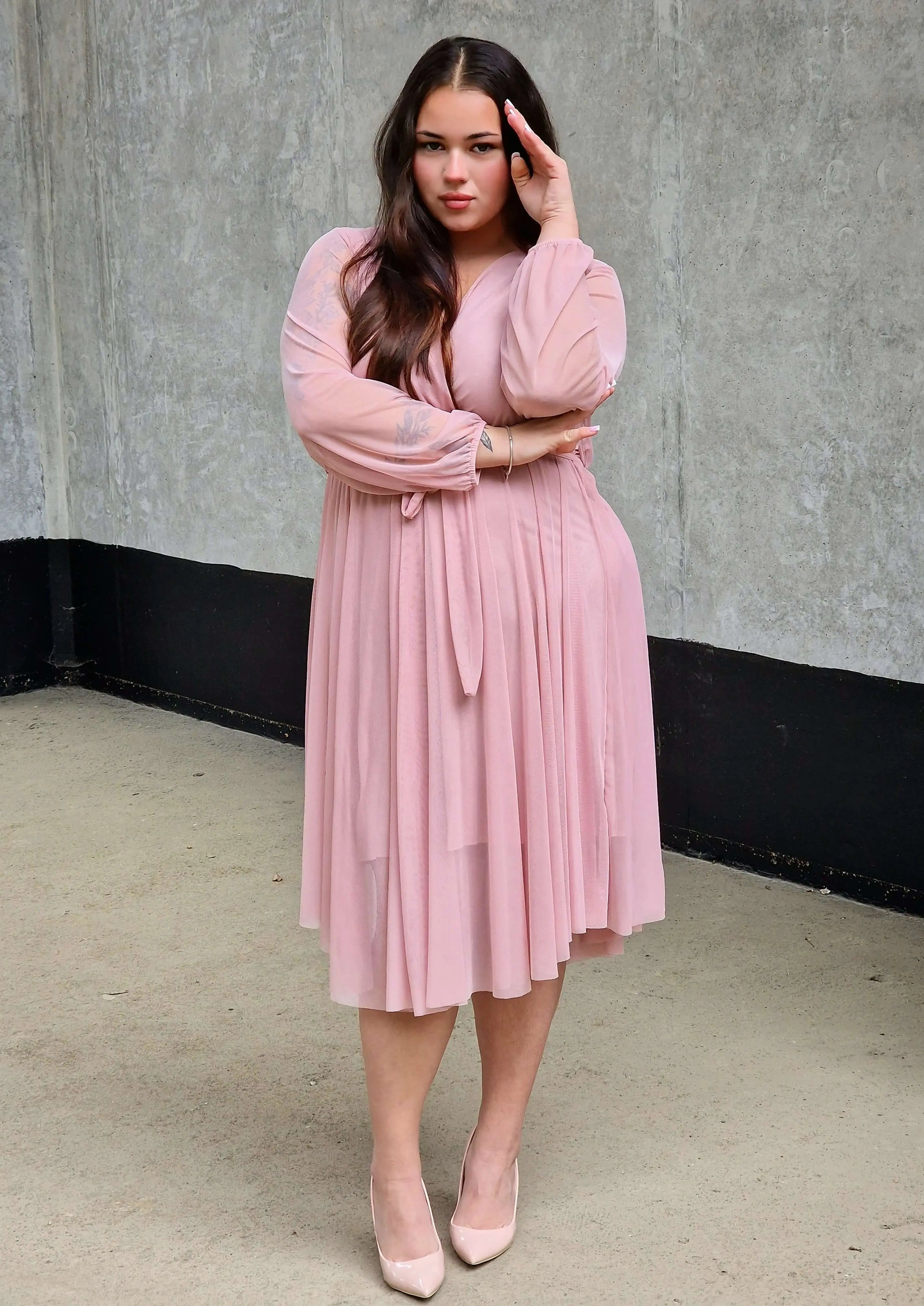 Sukienka z marszczeniem w talii i dekoltem w serek - w wielu kolorach Stylowa XL