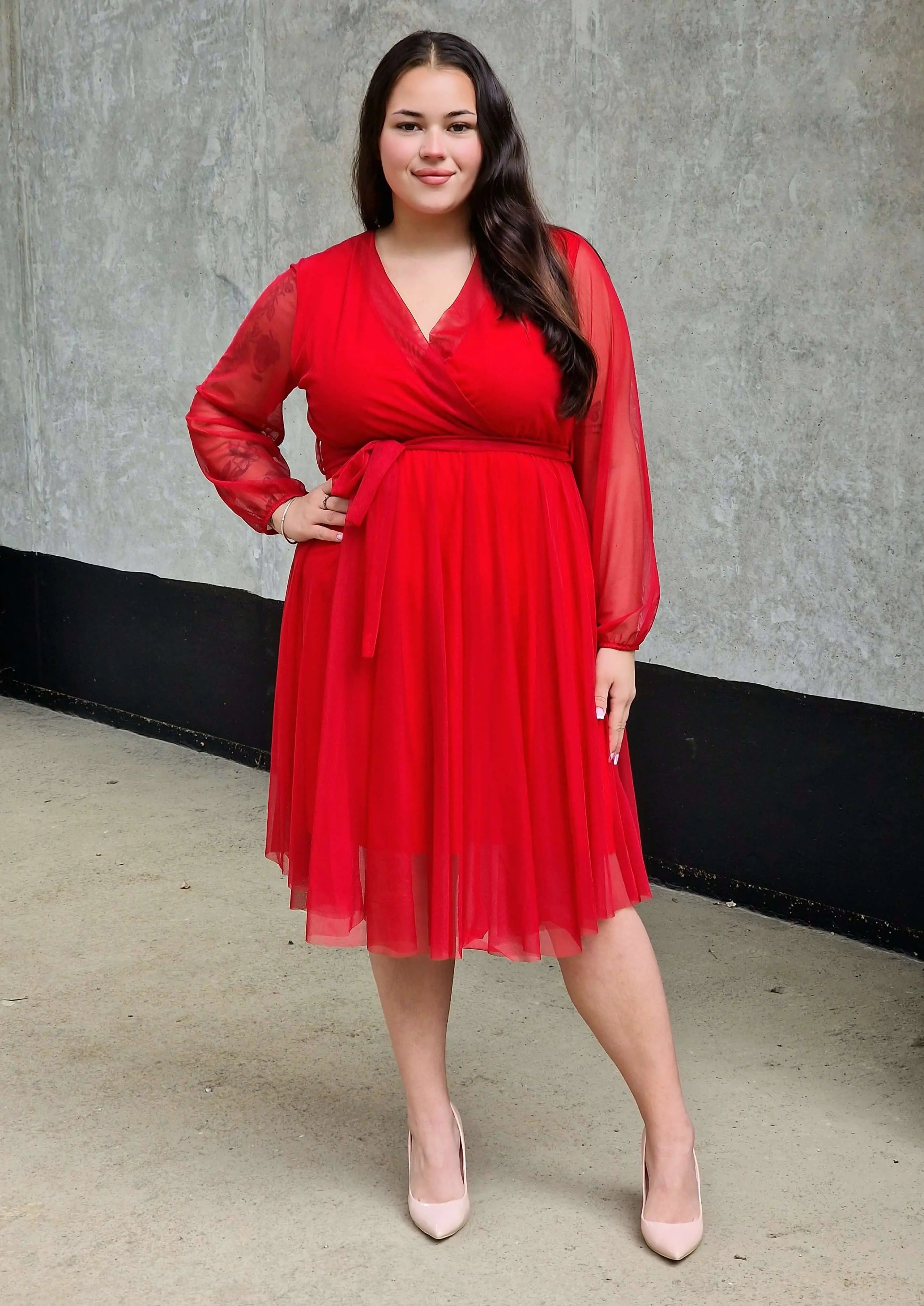 Sukienka z marszczeniem w talii i dekoltem w serek - w wielu kolorach Stylowa XL