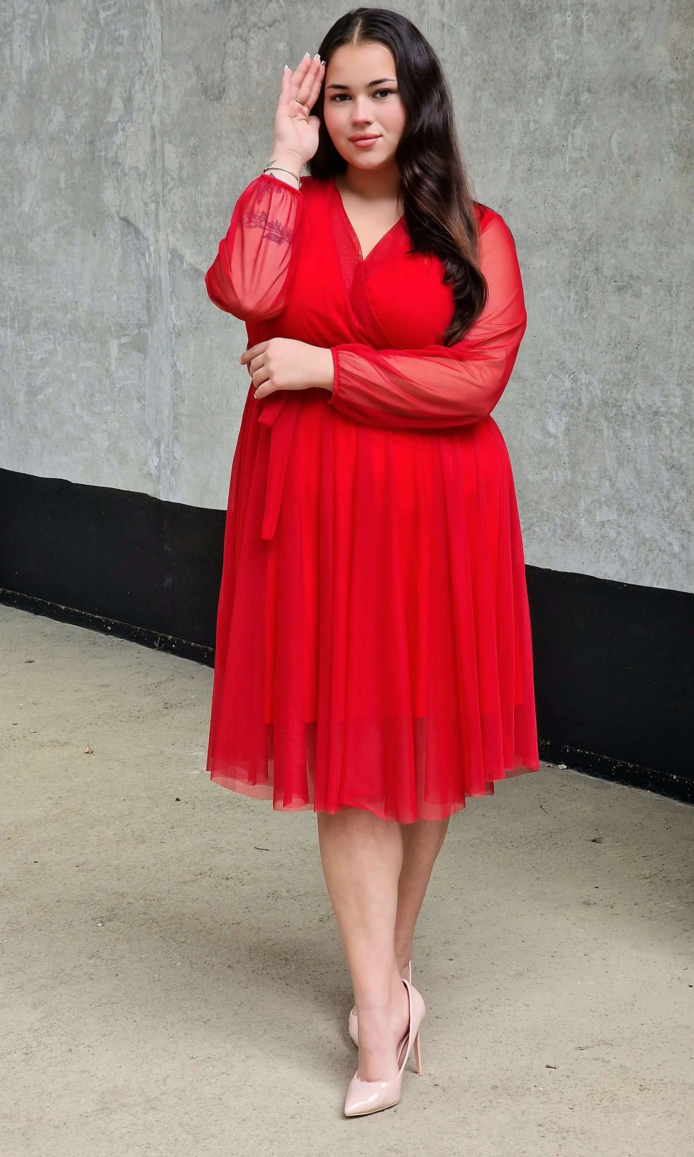 Sukienka z marszczeniem w talii i dekoltem w serek - w wielu kolorach Stylowa XL