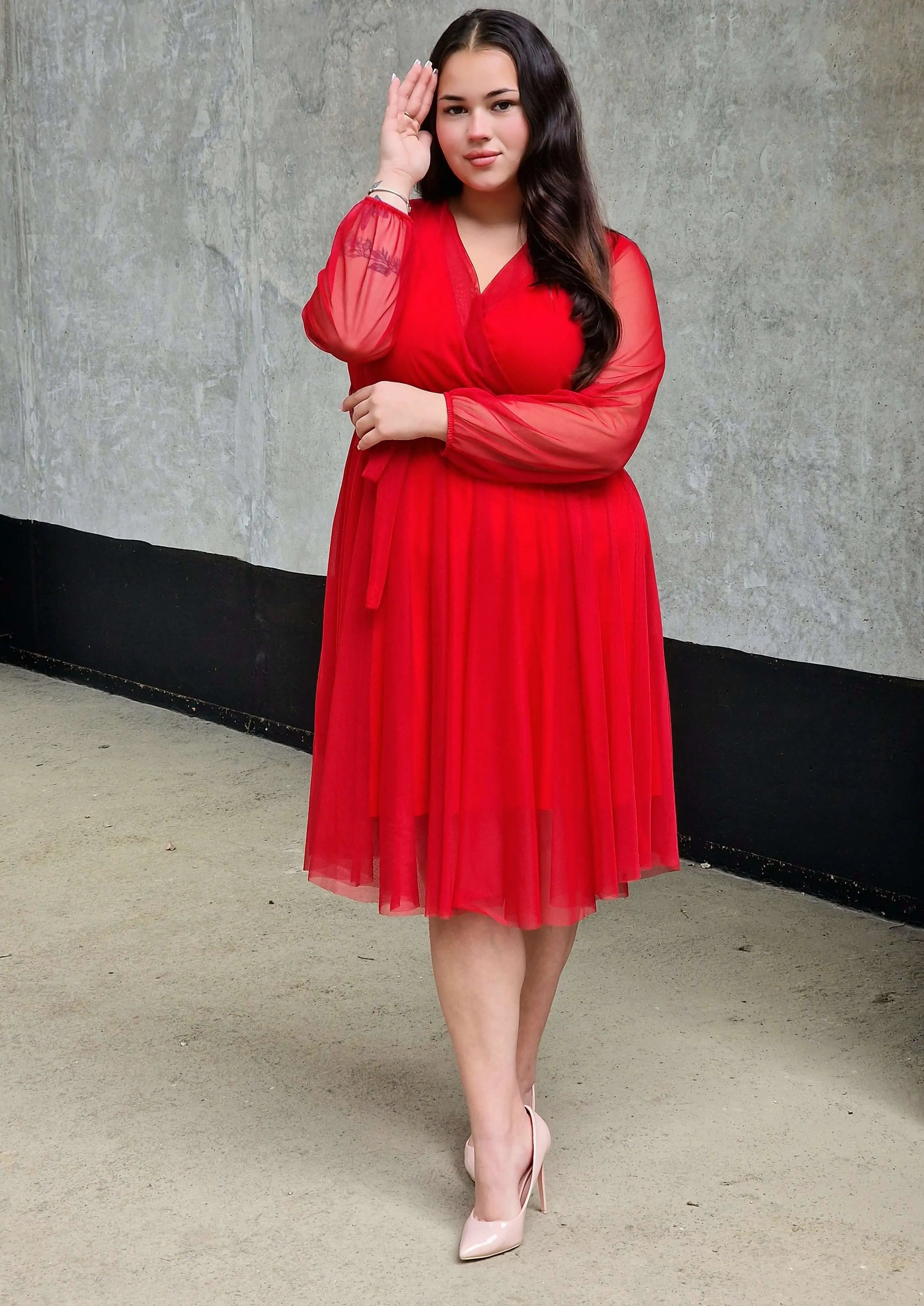 Sukienka z marszczeniem w talii i dekoltem w serek - w wielu kolorach Stylowa XL