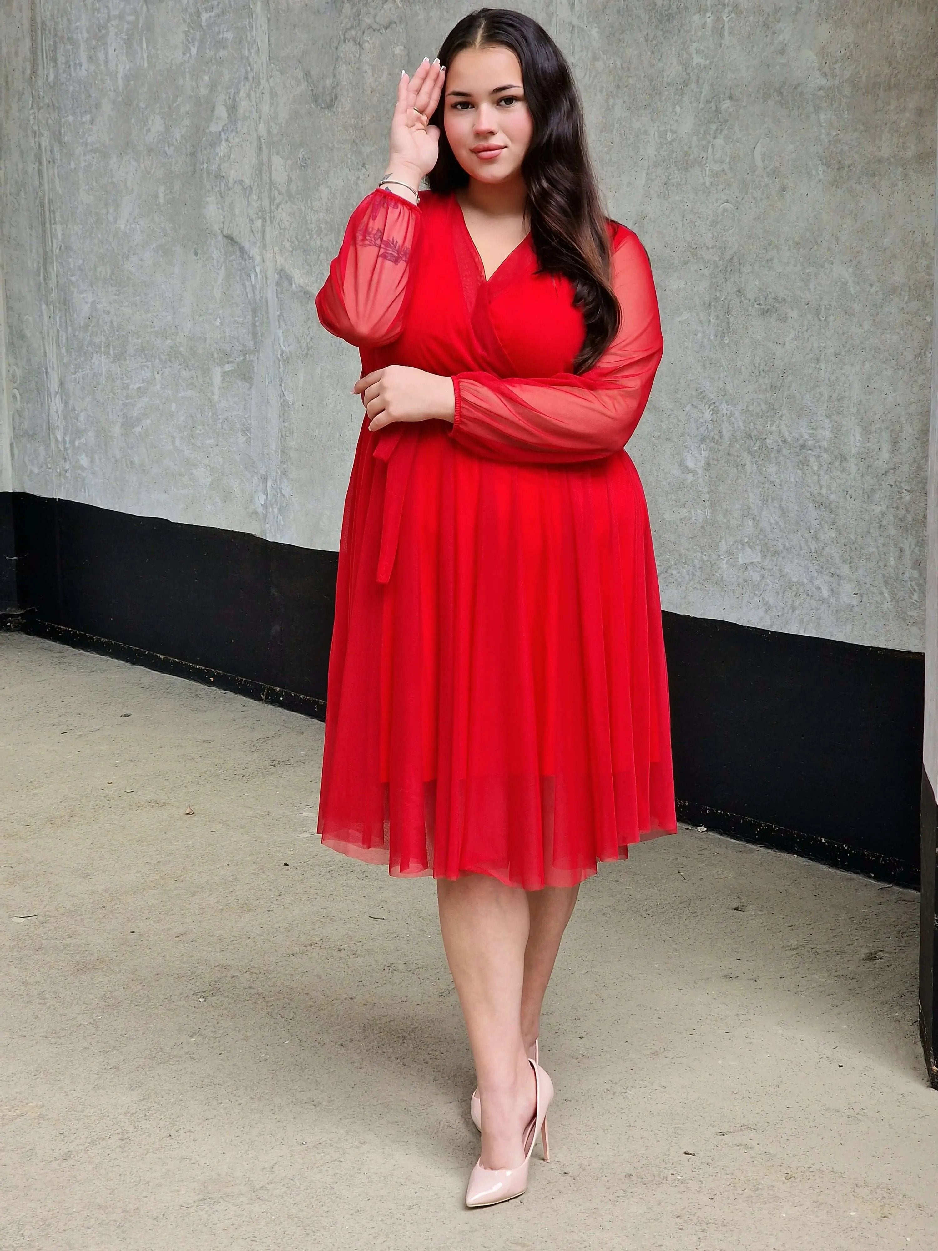 Sukienka z marszczeniem w talii i dekoltem w serek - w wielu kolorach Stylowa XL