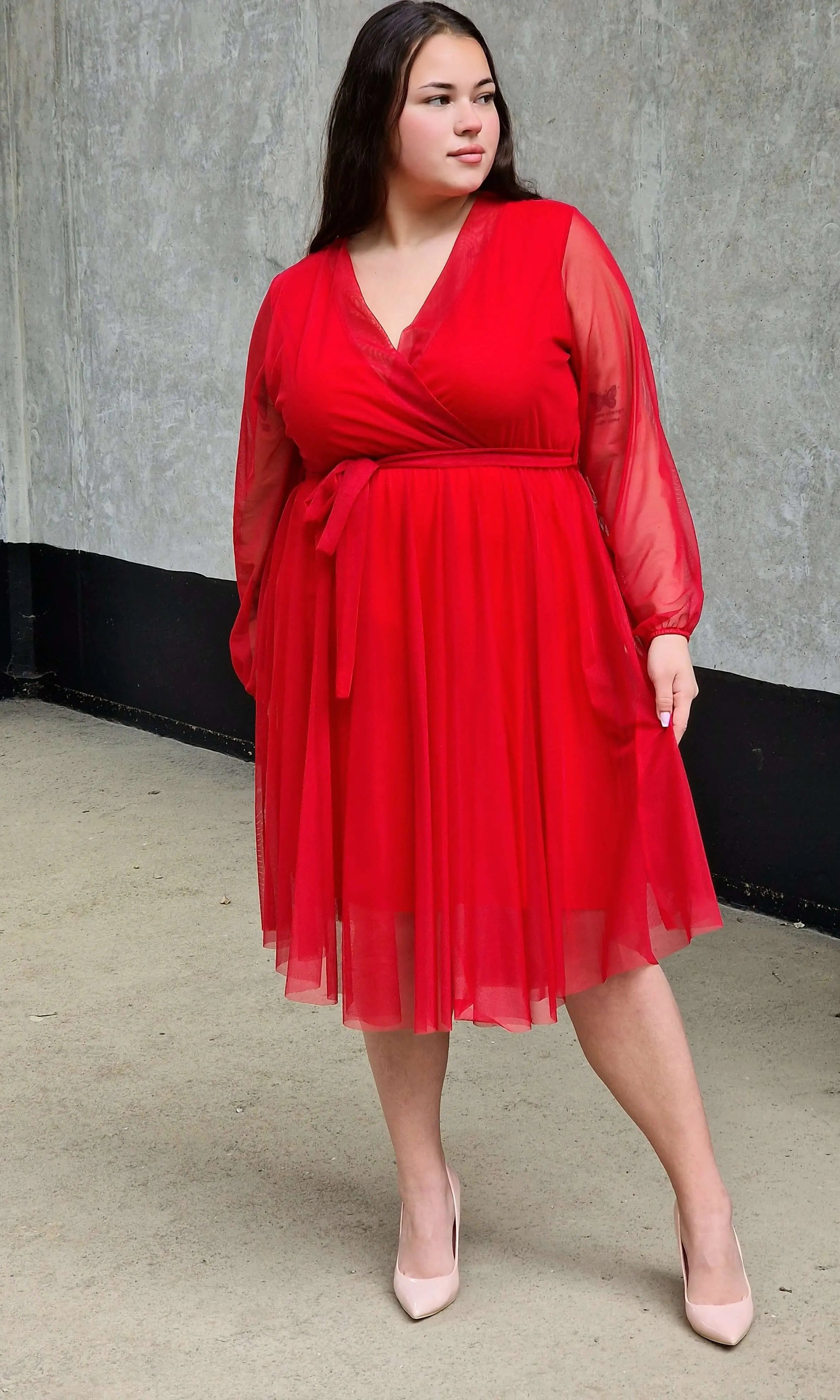 Sukienka z marszczeniem w talii i dekoltem w serek - w wielu kolorach Stylowa XL