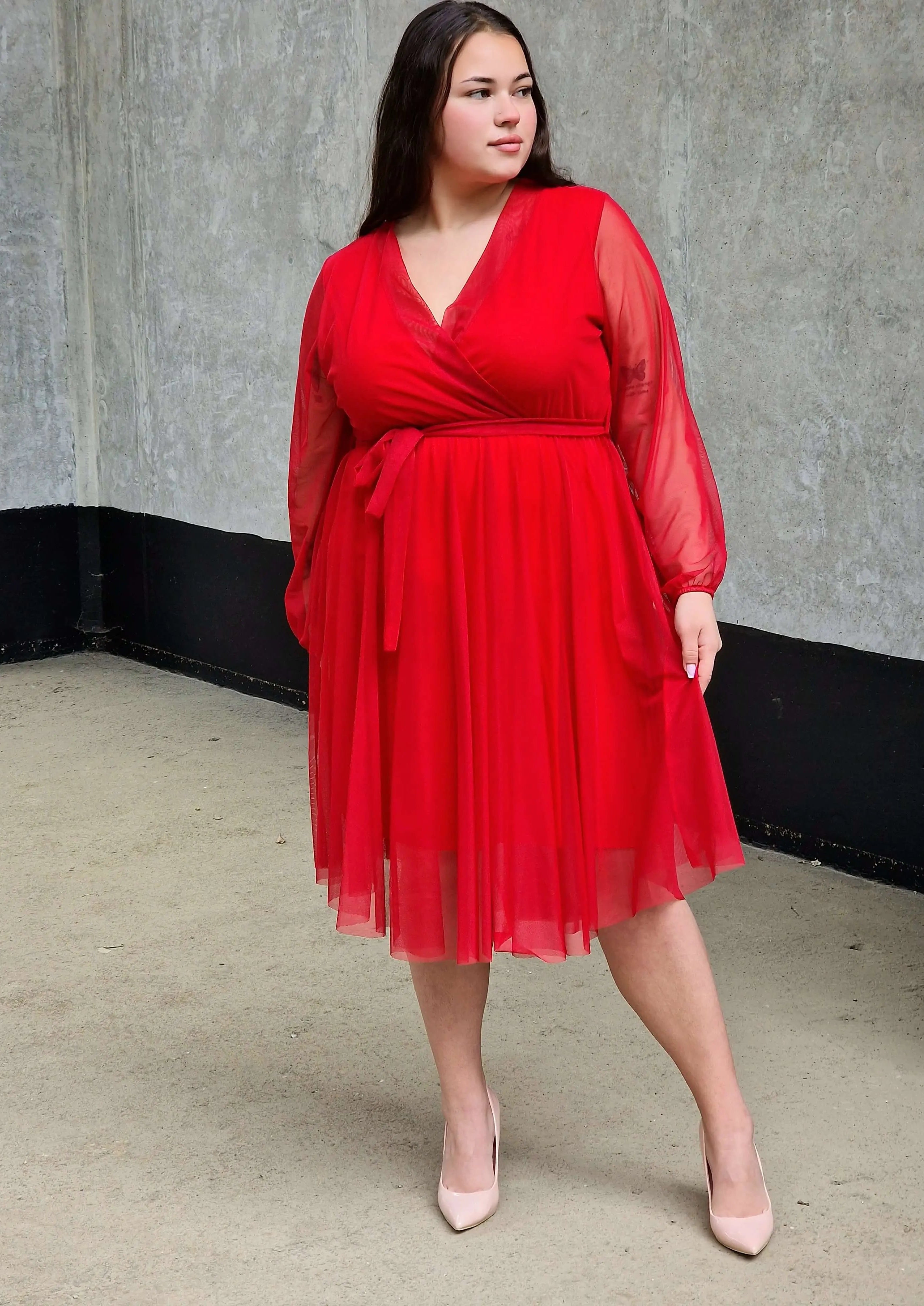 Sukienka z marszczeniem w talii i dekoltem w serek - w wielu kolorach Stylowa XL