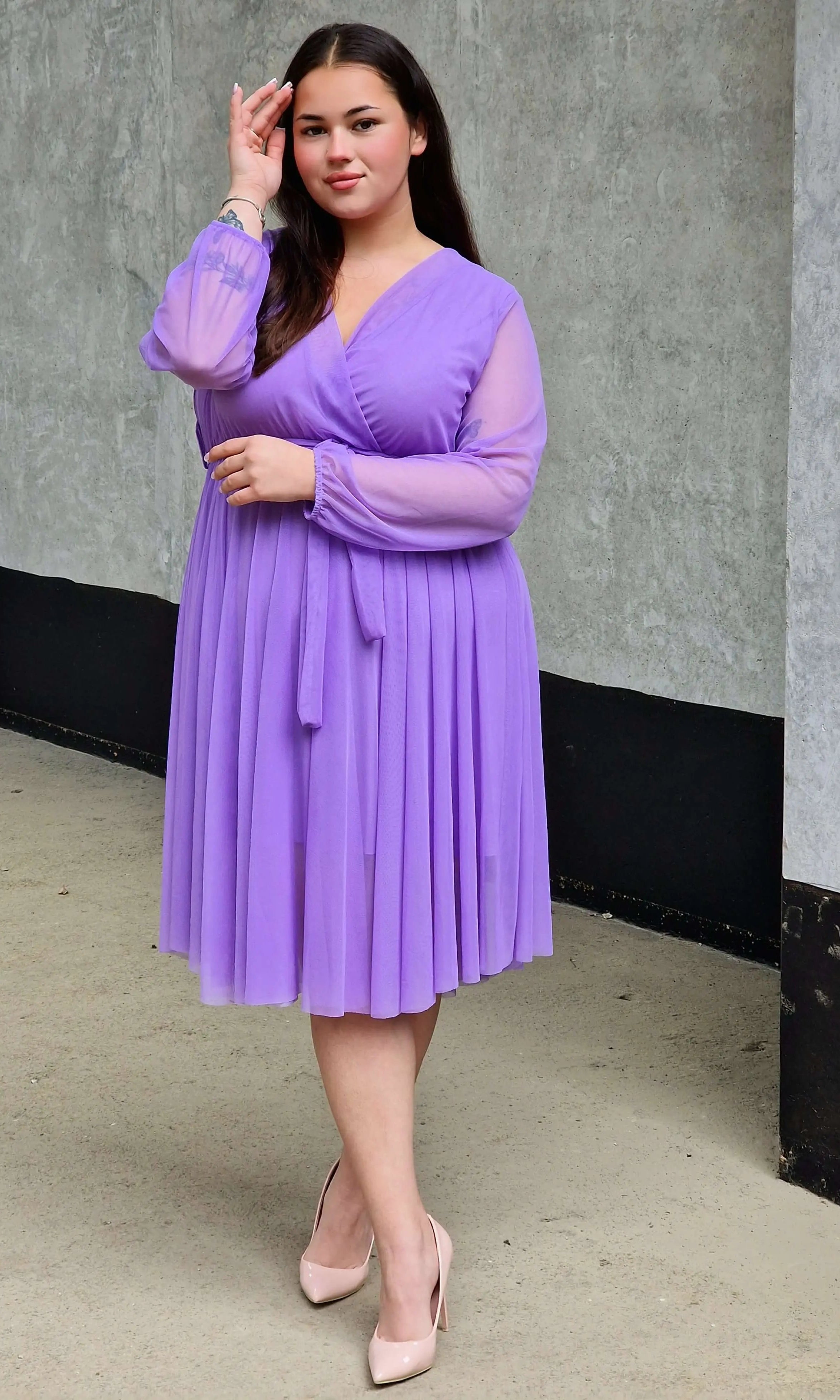 Sukienka z marszczeniem w talii i dekoltem w serek - w wielu kolorach Stylowa XL