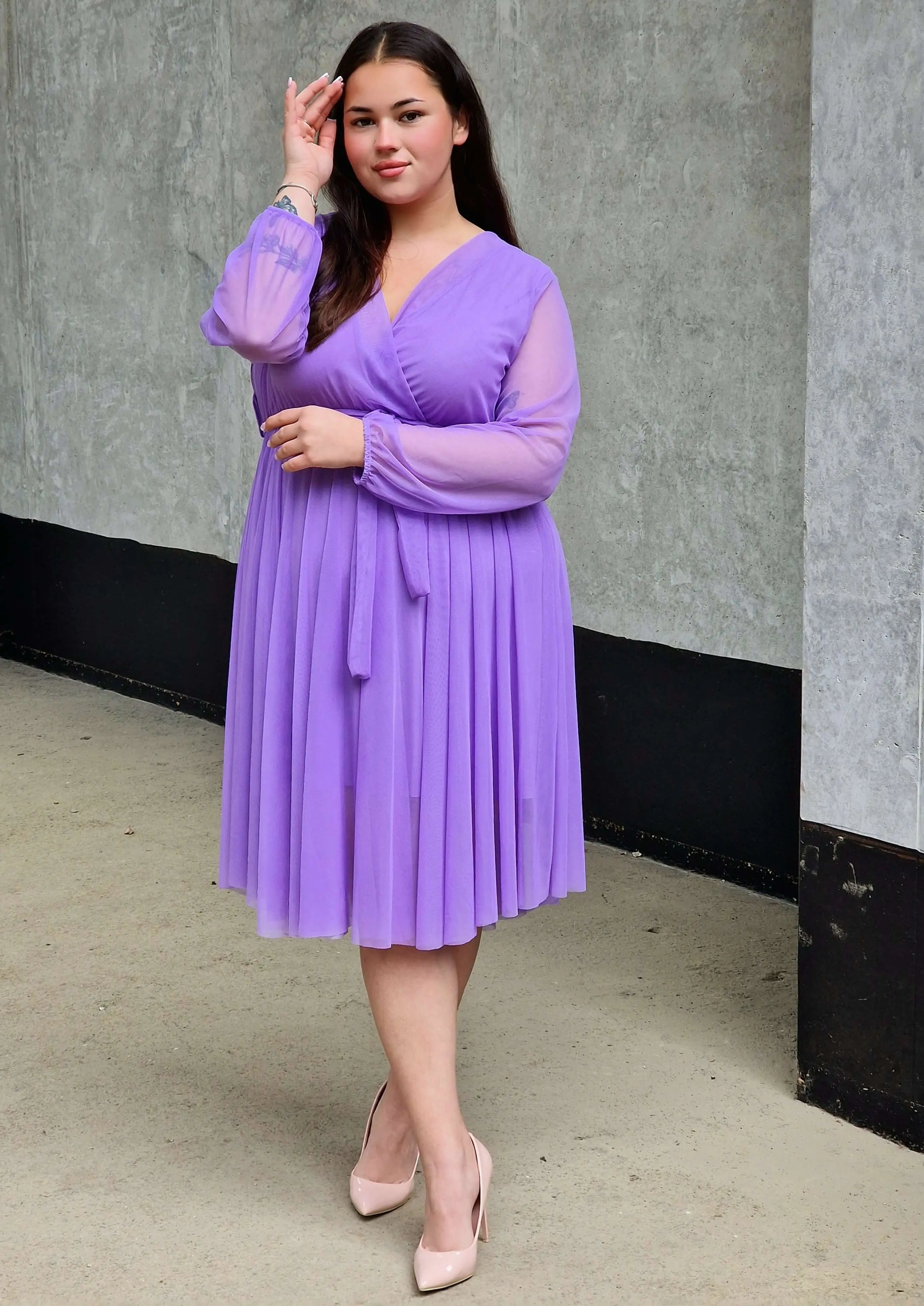 Sukienka z marszczeniem w talii i dekoltem w serek - w wielu kolorach Stylowa XL