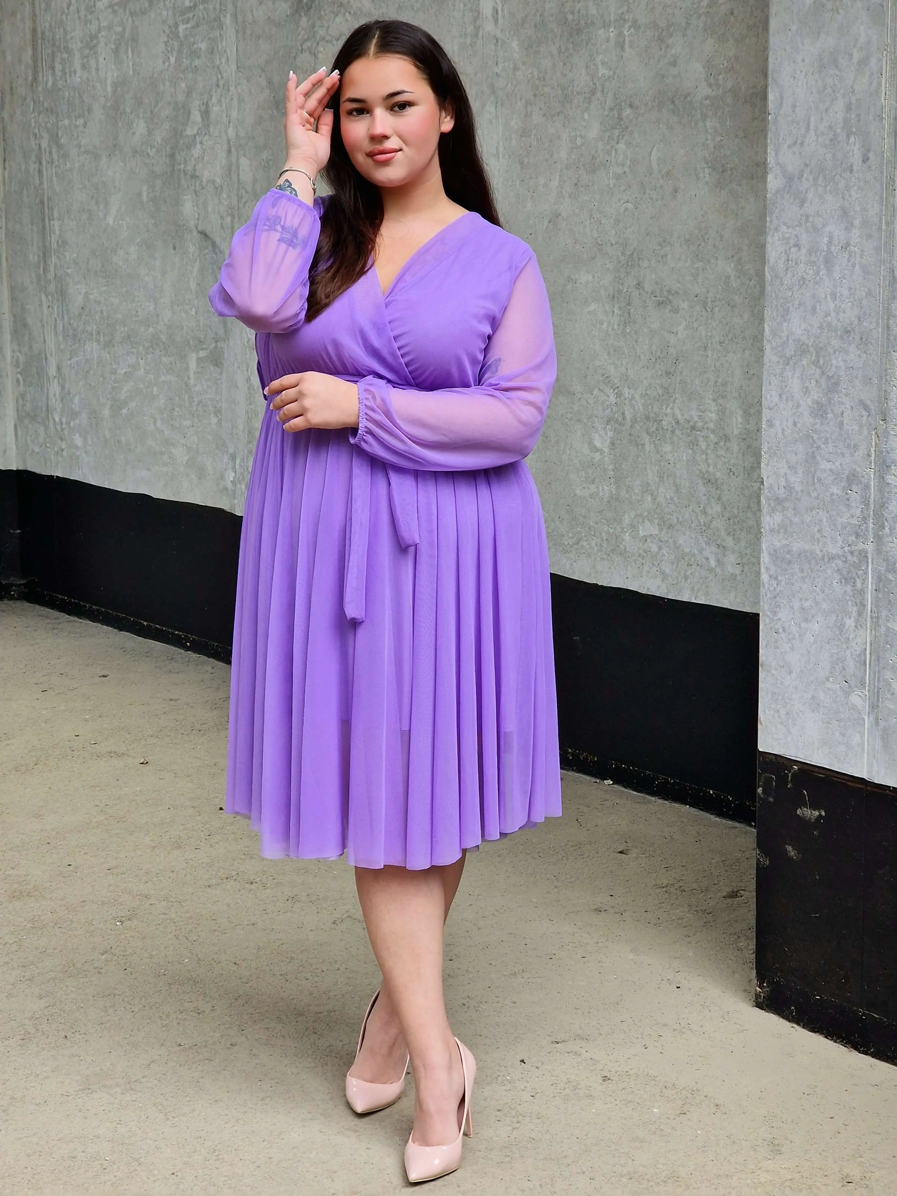 Sukienka z marszczeniem w talii i dekoltem w serek - w wielu kolorach Stylowa XL