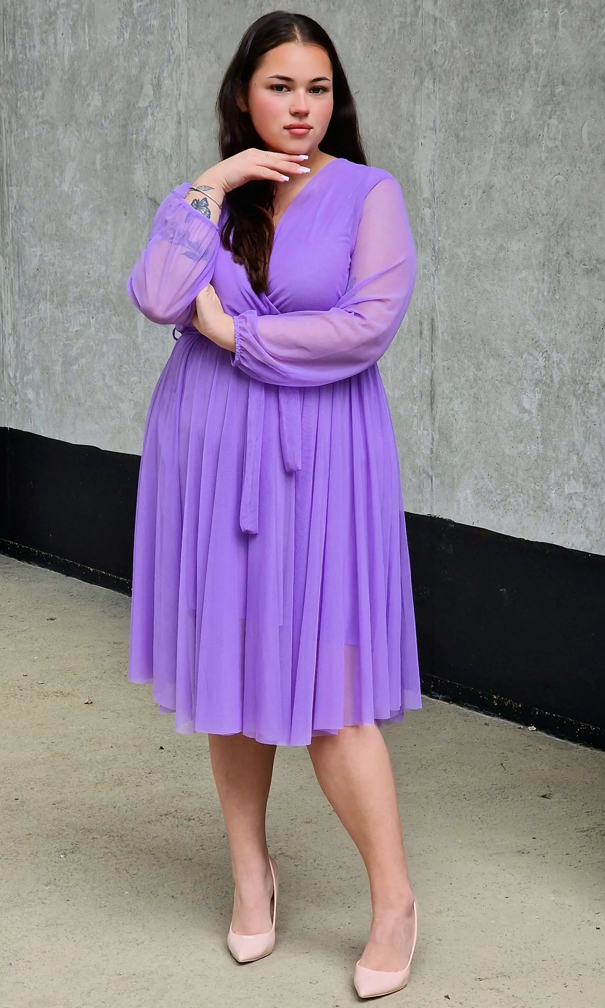 Sukienka z marszczeniem w talii i dekoltem w serek - w wielu kolorach Stylowa XL