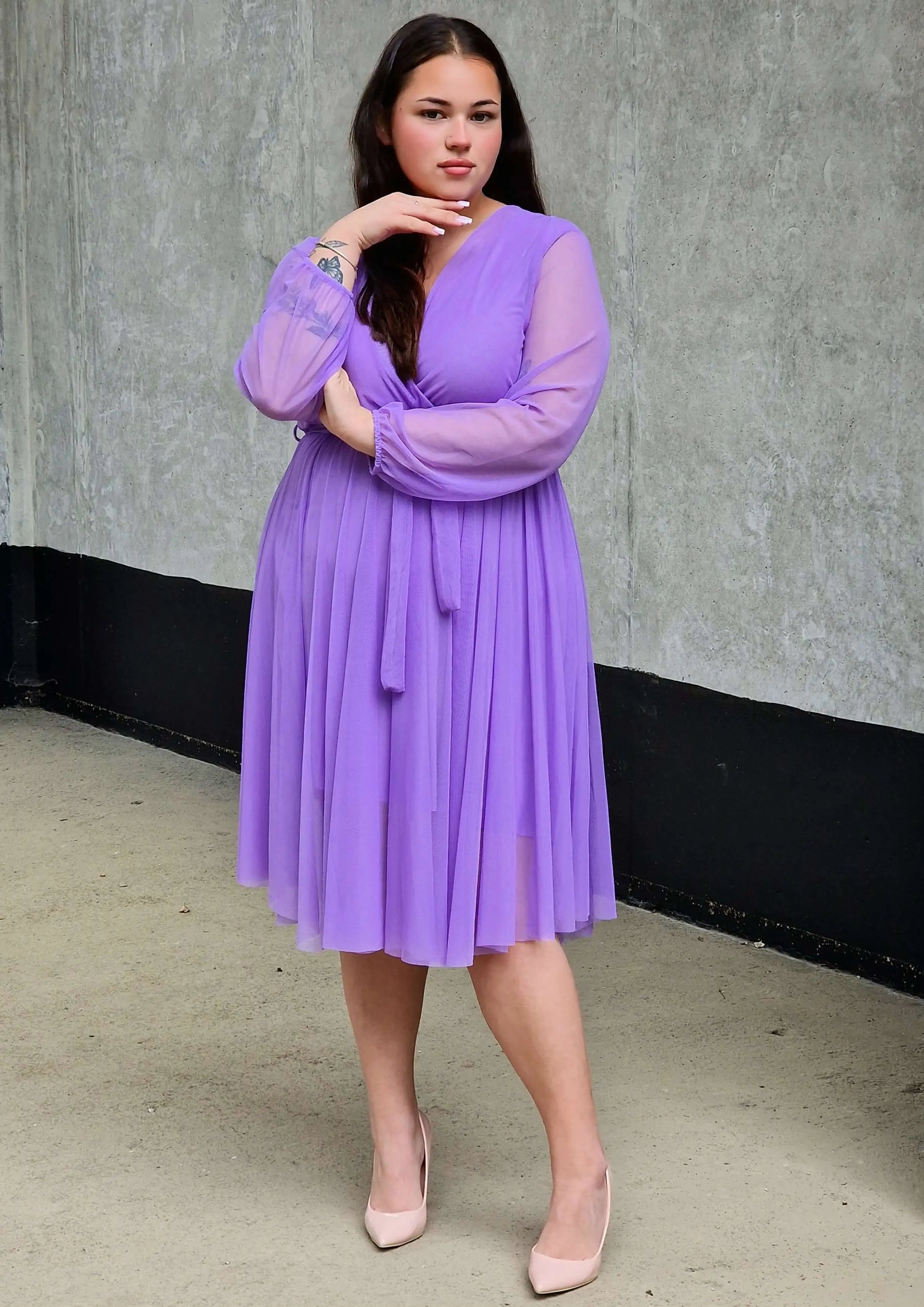 Sukienka z marszczeniem w talii i dekoltem w serek - w wielu kolorach Stylowa XL