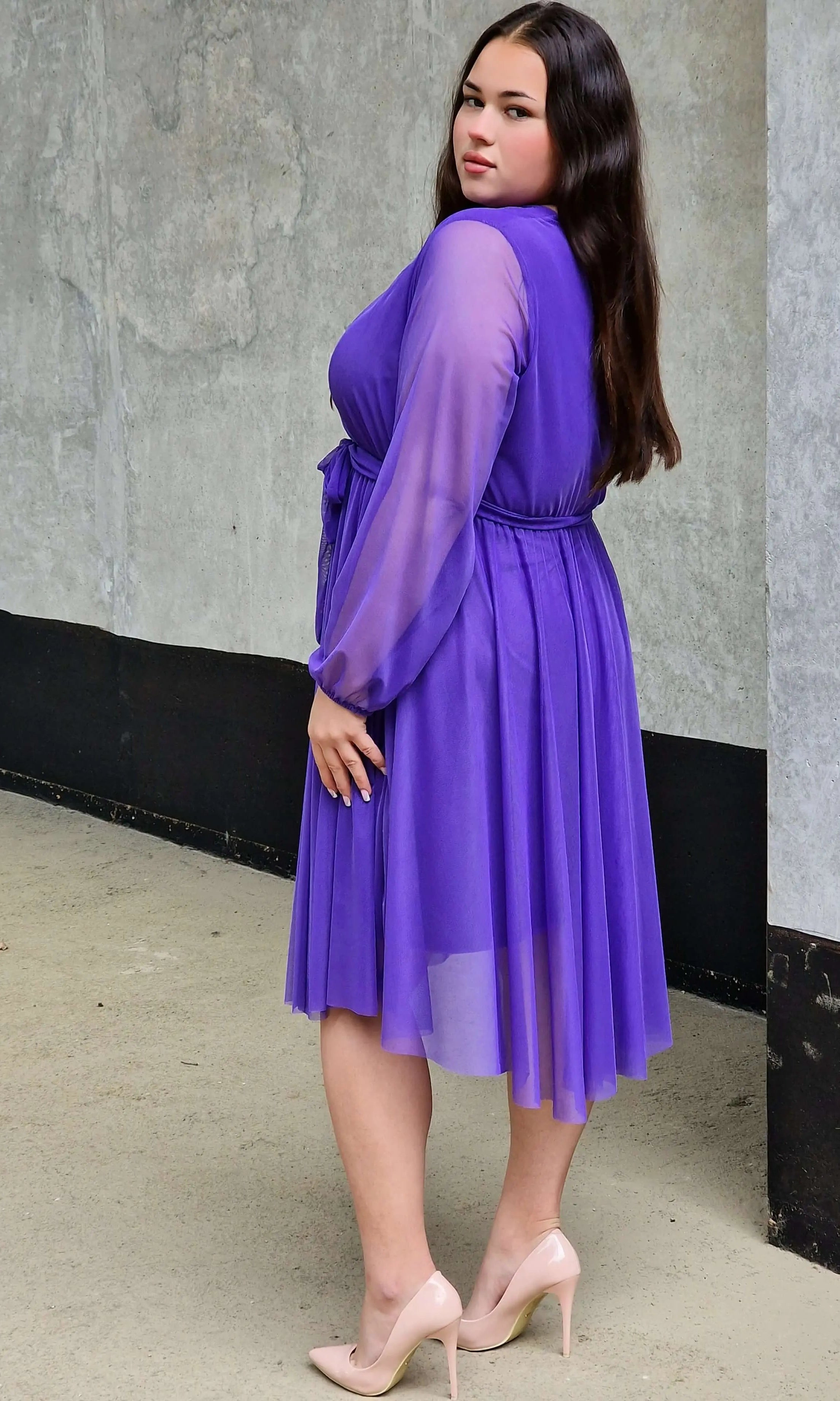 Sukienka z marszczeniem w talii i dekoltem w serek - w wielu kolorach Stylowa XL