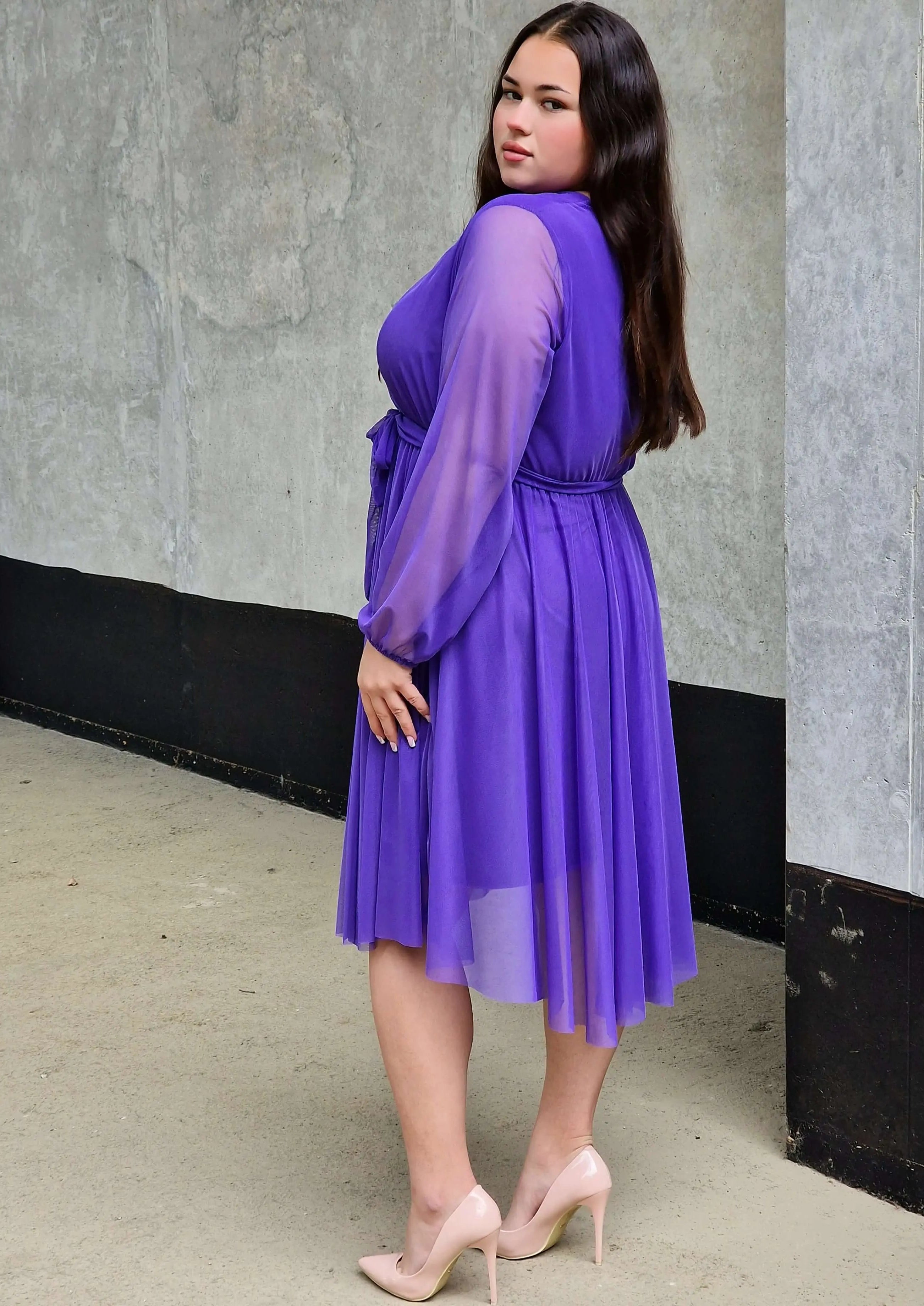 Sukienka z marszczeniem w talii i dekoltem w serek - w wielu kolorach Stylowa XL