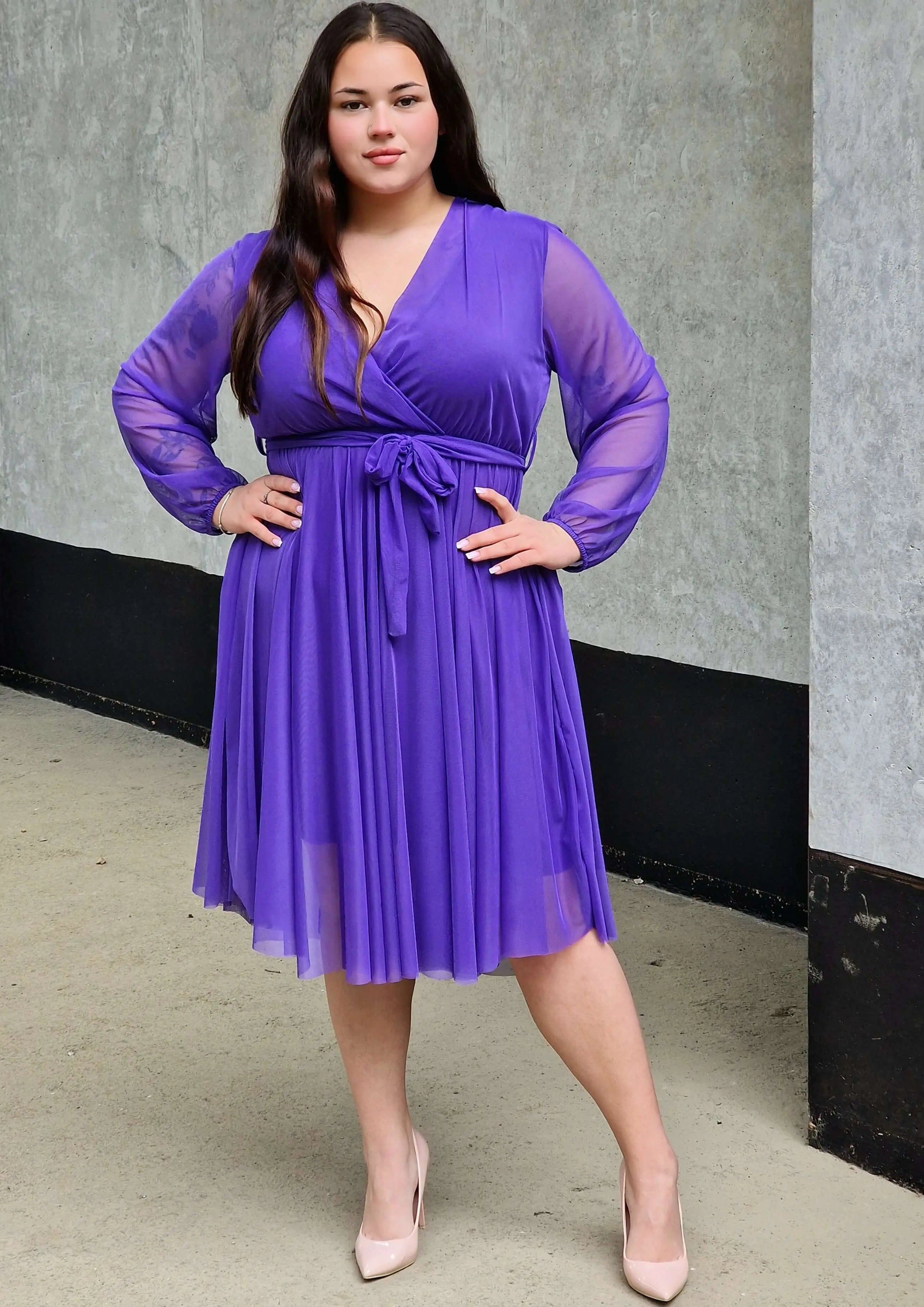 Sukienka z marszczeniem w talii i dekoltem w serek - w wielu kolorach Stylowa XL