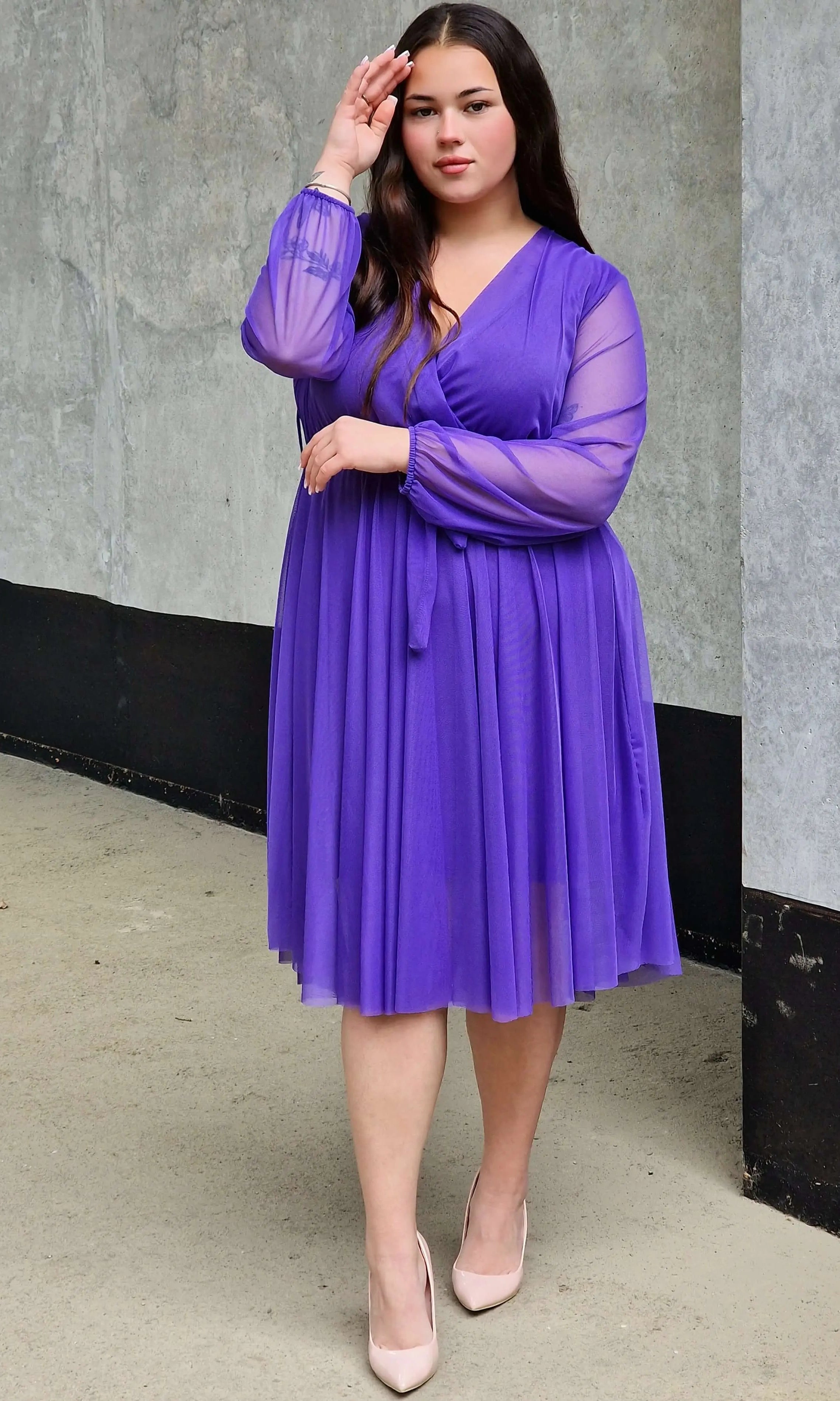 Sukienka z marszczeniem w talii i dekoltem w serek - w wielu kolorach Stylowa XL