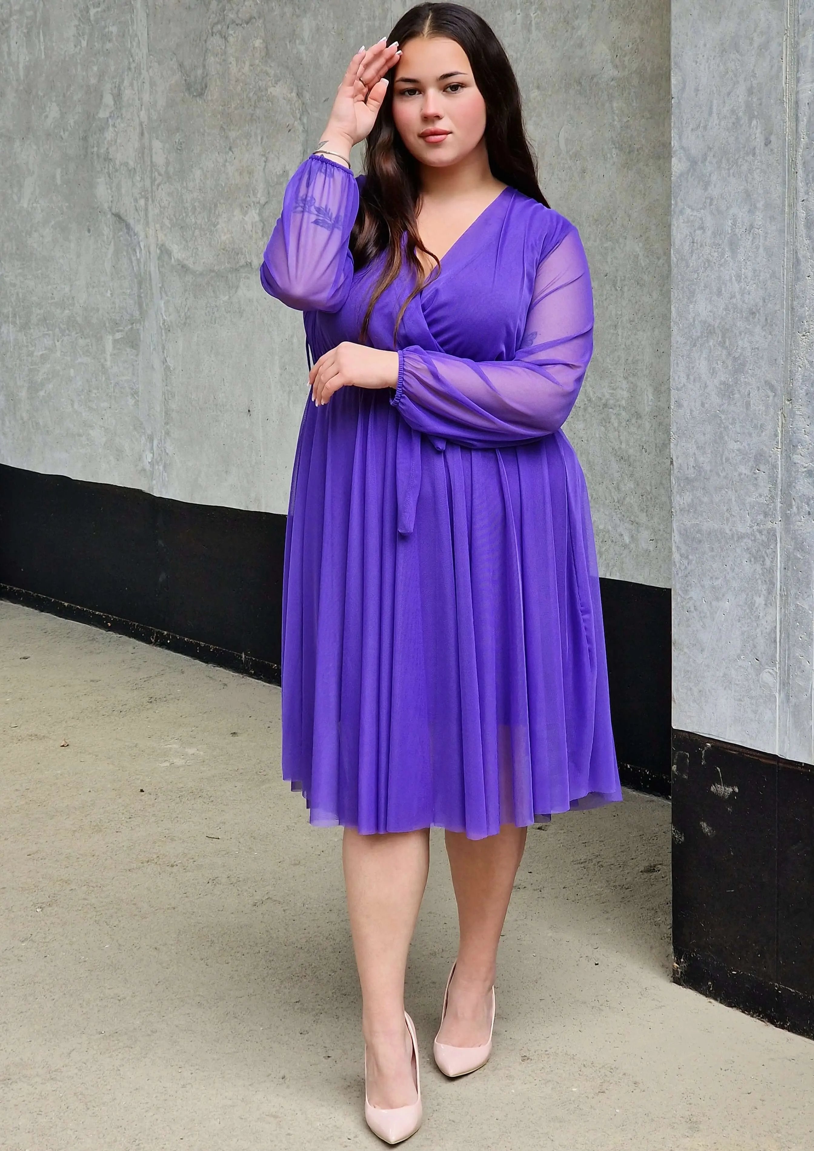 Sukienka z marszczeniem w talii i dekoltem w serek - w wielu kolorach Stylowa XL