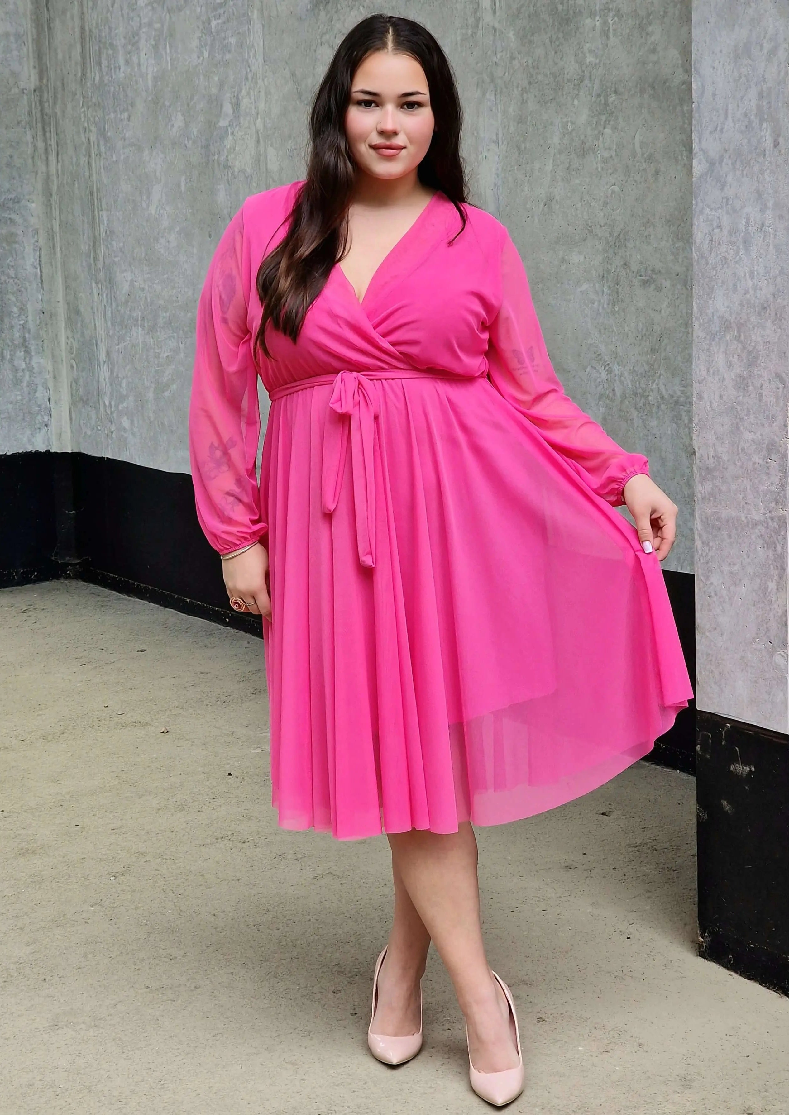 Sukienka z marszczeniem w talii i dekoltem w serek - w wielu kolorach Stylowa XL