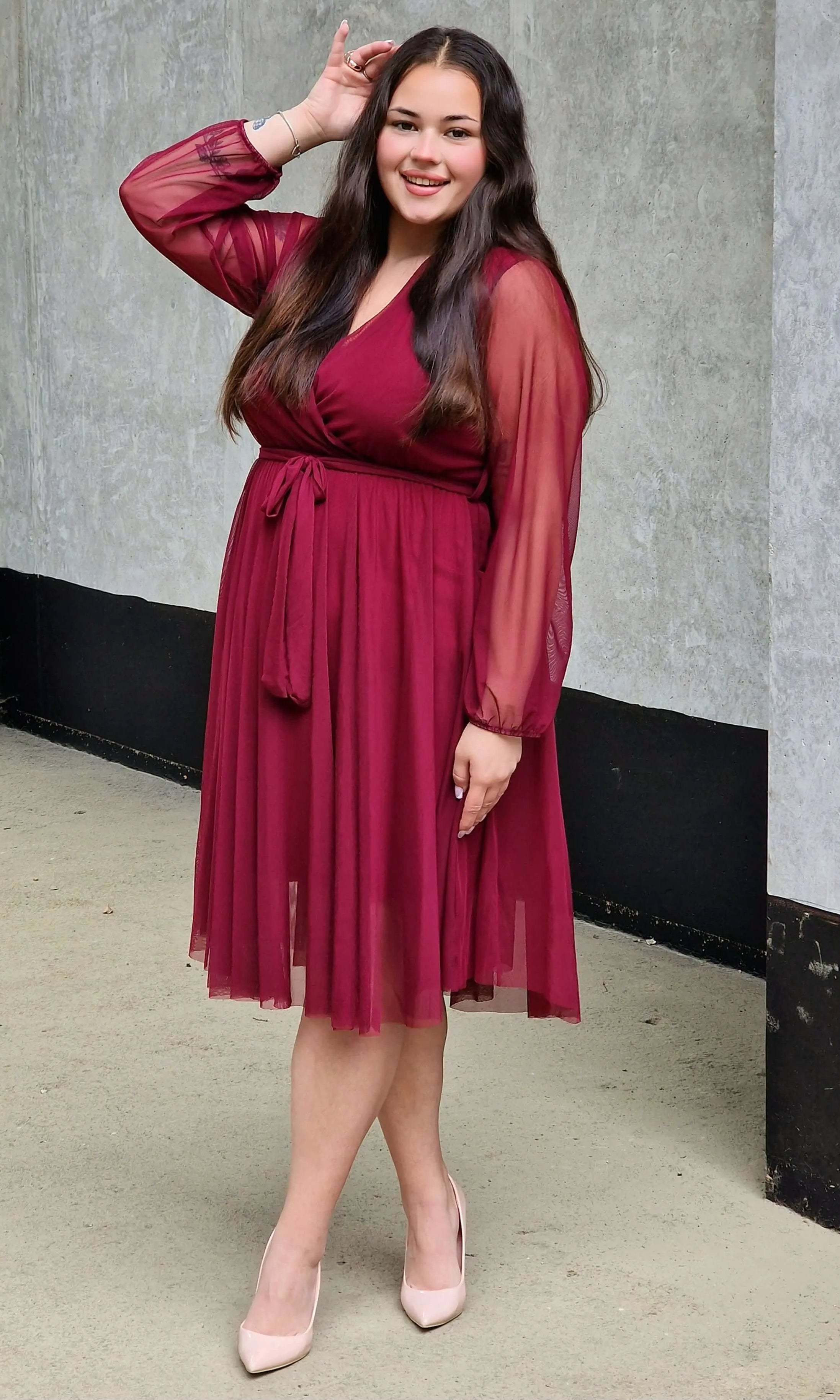 Sukienka z marszczeniem w talii i dekoltem w serek - w wielu kolorach Stylowa XL