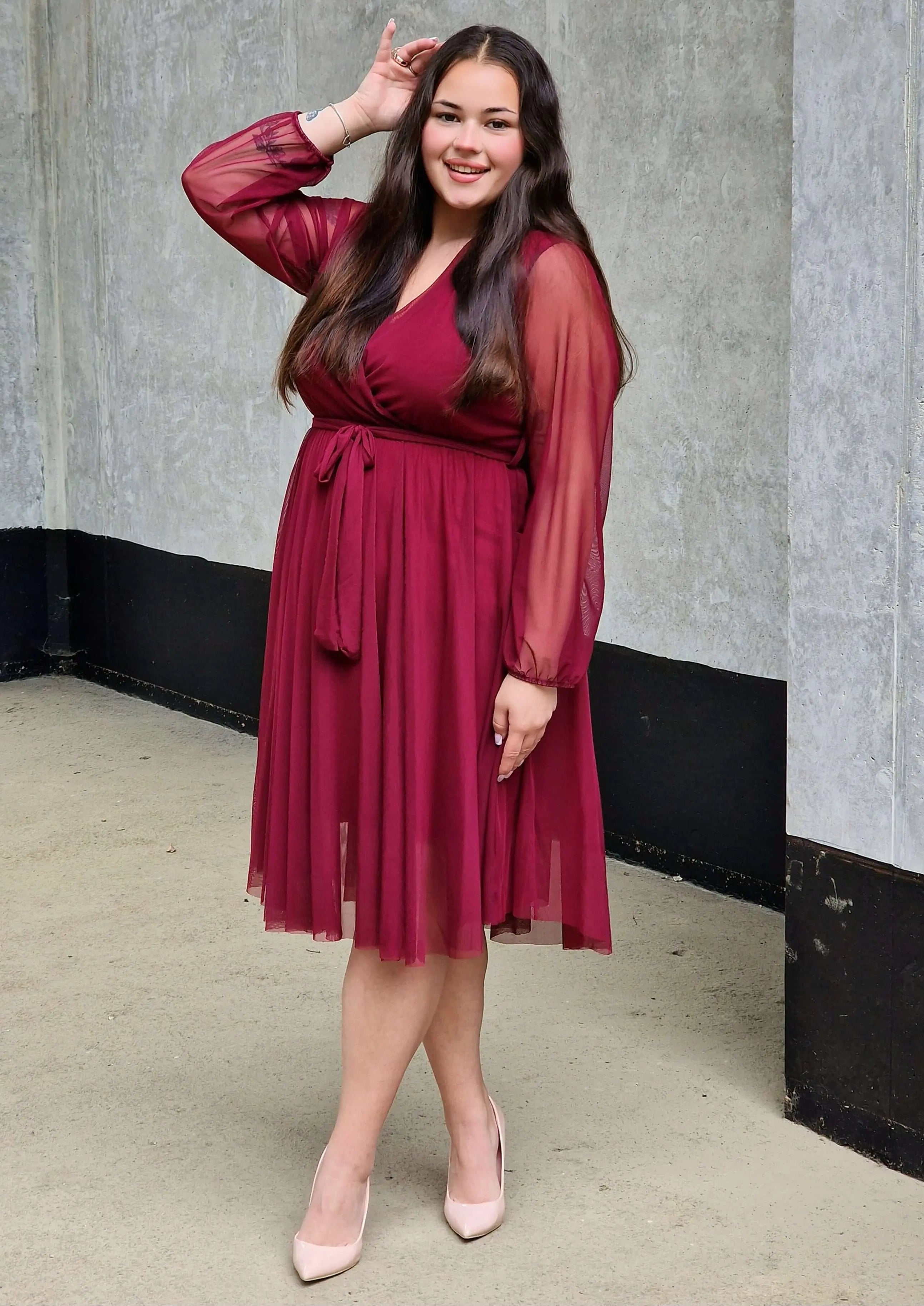 Sukienka z marszczeniem w talii i dekoltem w serek - w wielu kolorach Stylowa XL