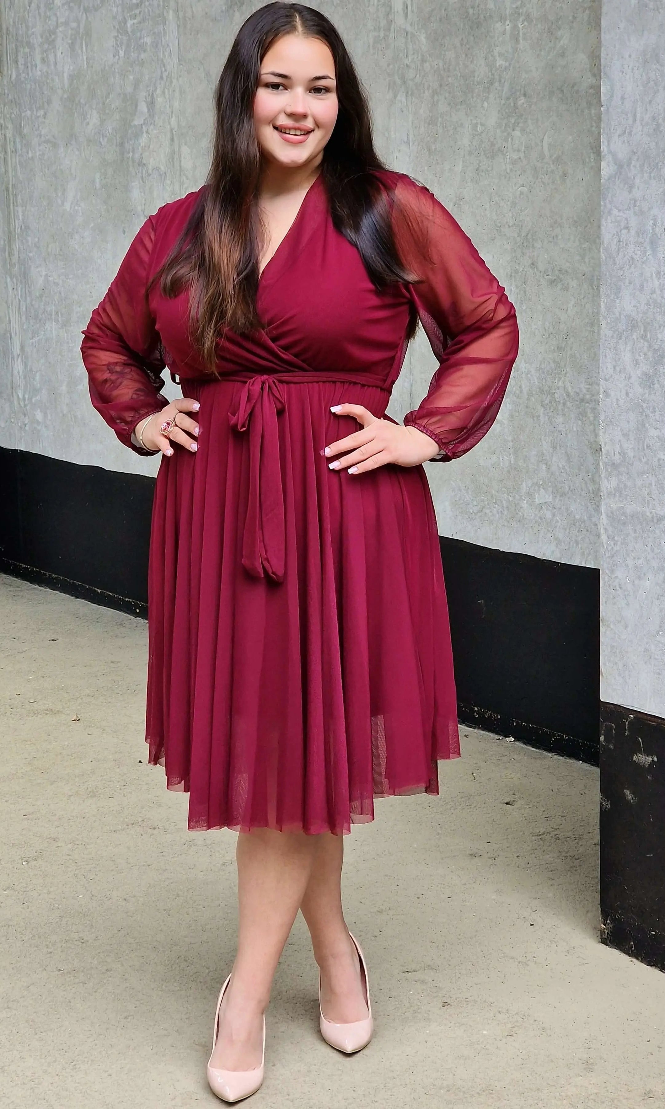 Sukienka z marszczeniem w talii i dekoltem w serek - w wielu kolorach Stylowa XL