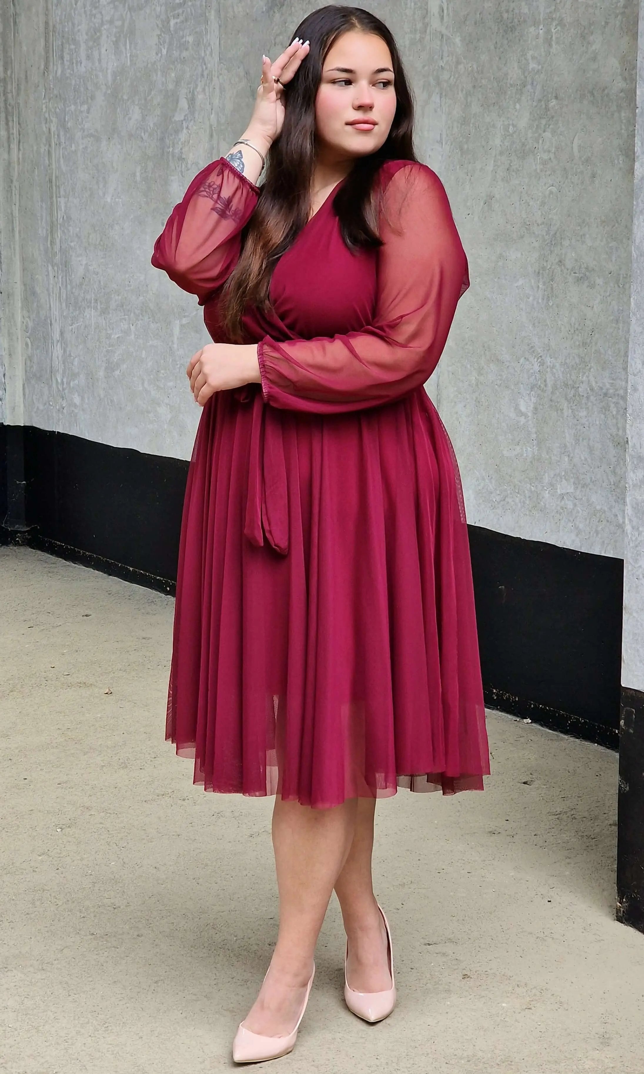 Sukienka z marszczeniem w talii i dekoltem w serek - w wielu kolorach Stylowa XL