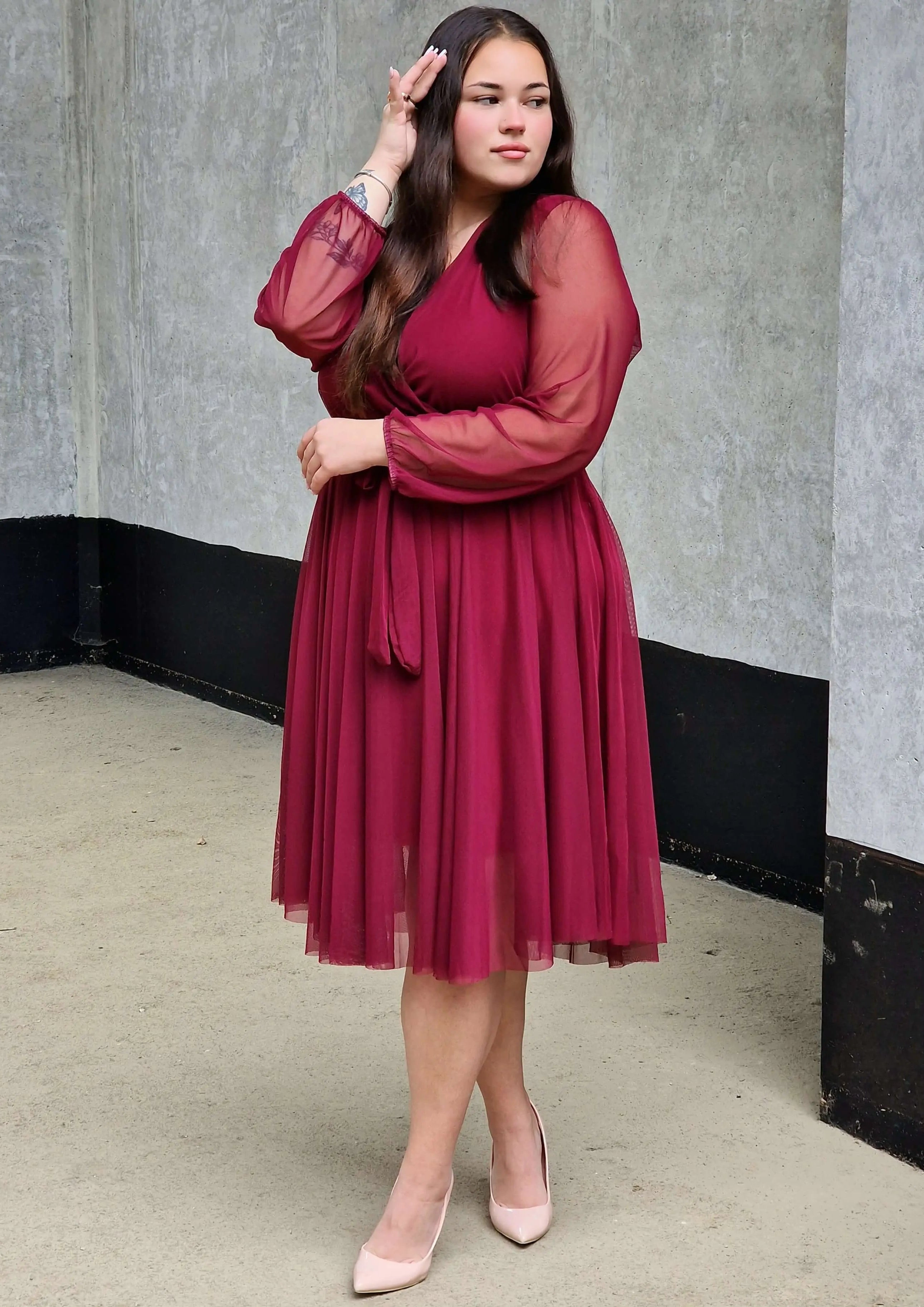 Sukienka z marszczeniem w talii i dekoltem w serek - w wielu kolorach Stylowa XL