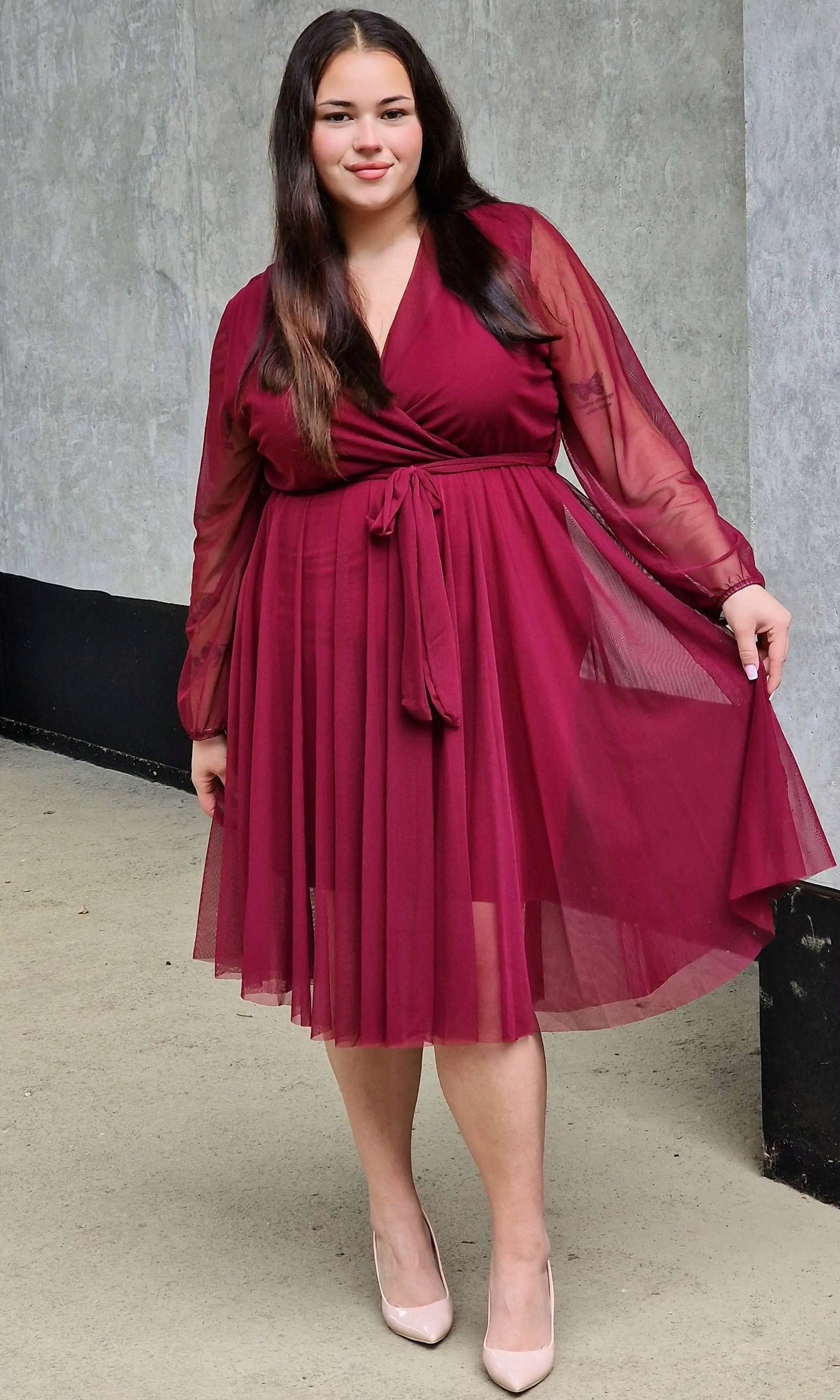 Sukienka z marszczeniem w talii i dekoltem w serek - w wielu kolorach Stylowa XL