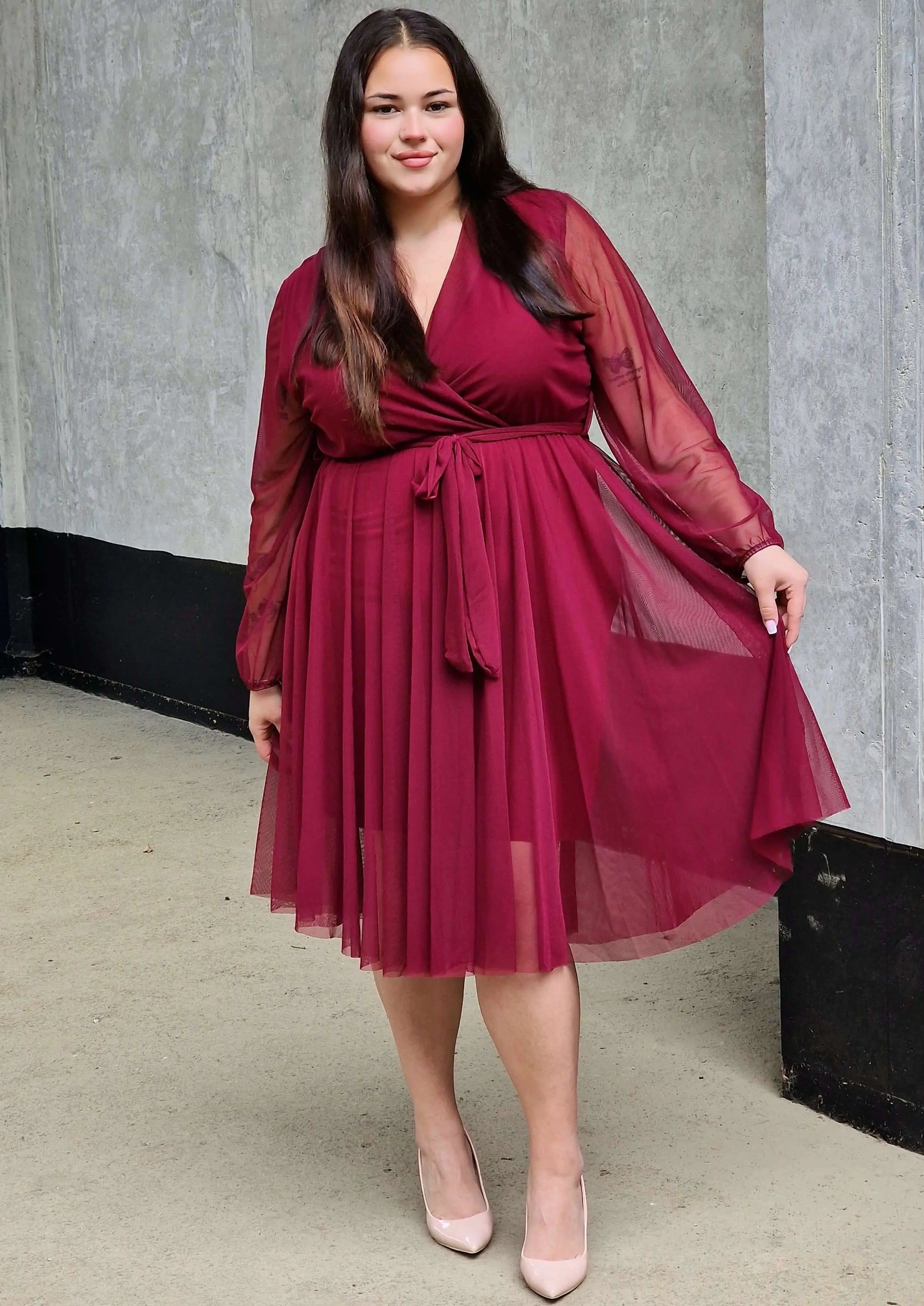 Sukienka z marszczeniem w talii i dekoltem w serek - w wielu kolorach Stylowa XL