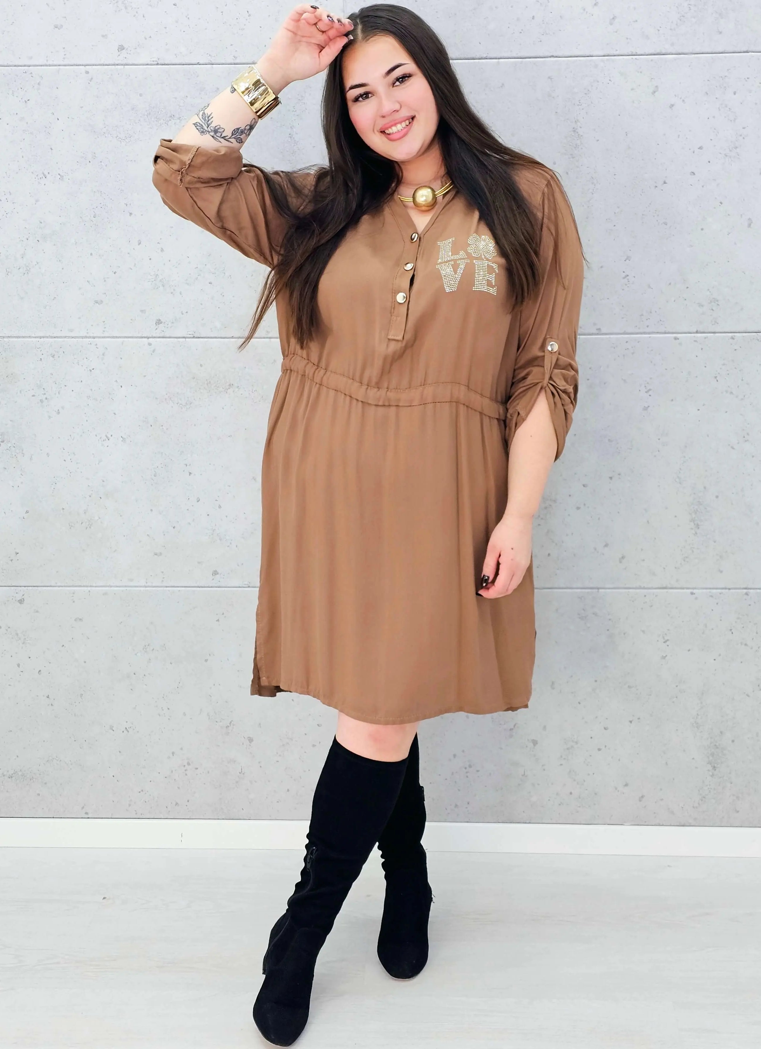 Sukienka z napisem LOVE – elegancka , plus size w karmelowym kolorze Stylowa XL