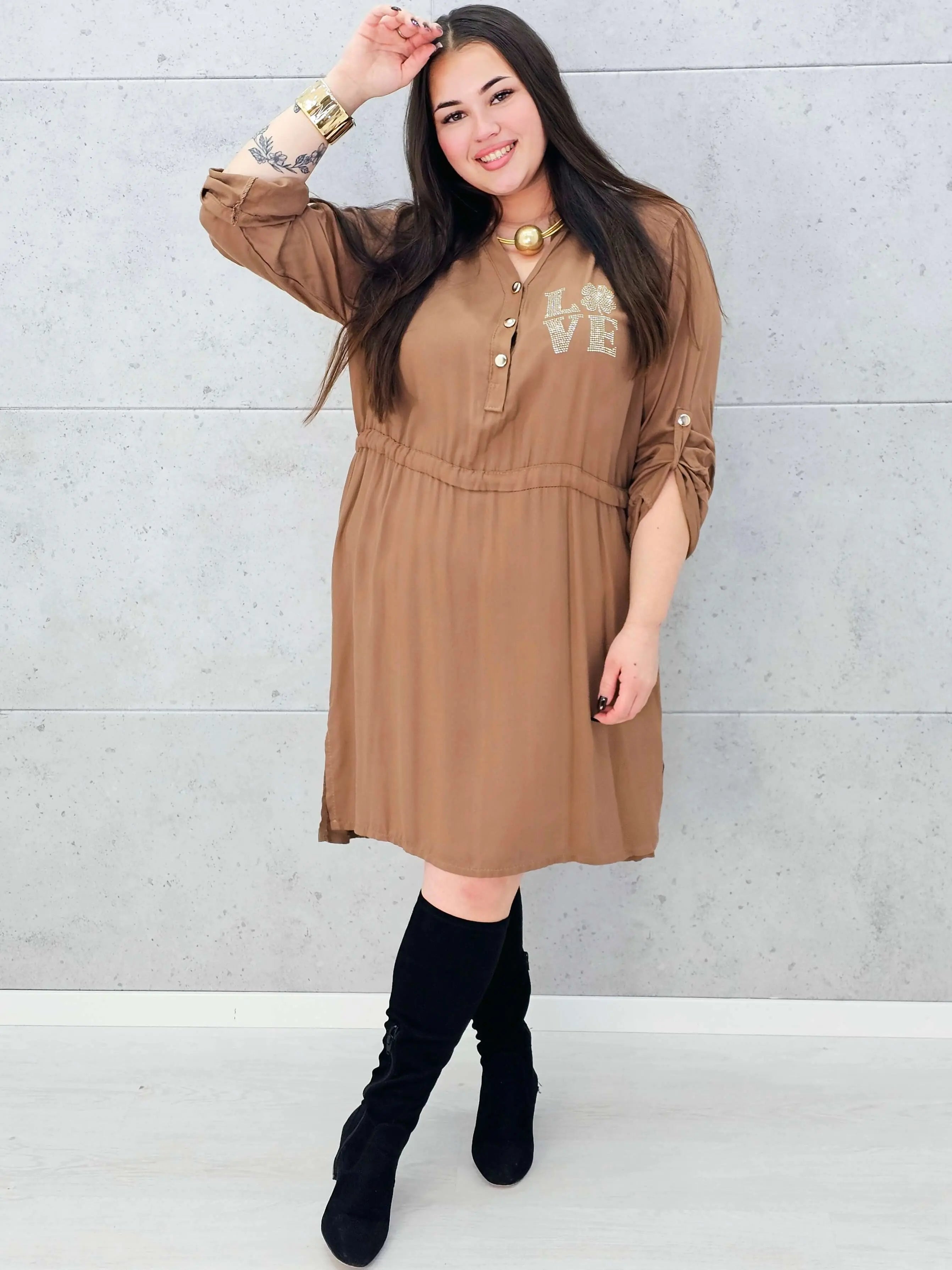 Sukienka z napisem LOVE – elegancka , plus size w karmelowym kolorze Stylowa XL