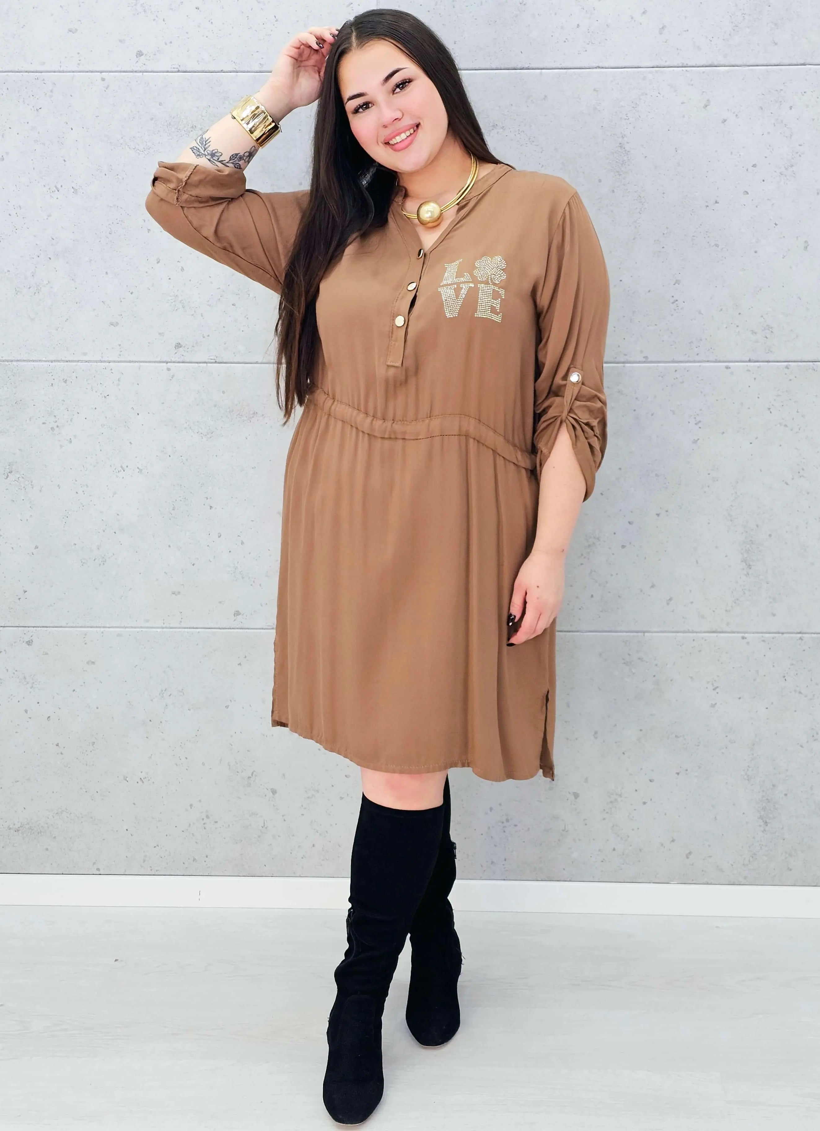 Sukienka z napisem LOVE – elegancka , plus size w karmelowym kolorze Stylowa XL