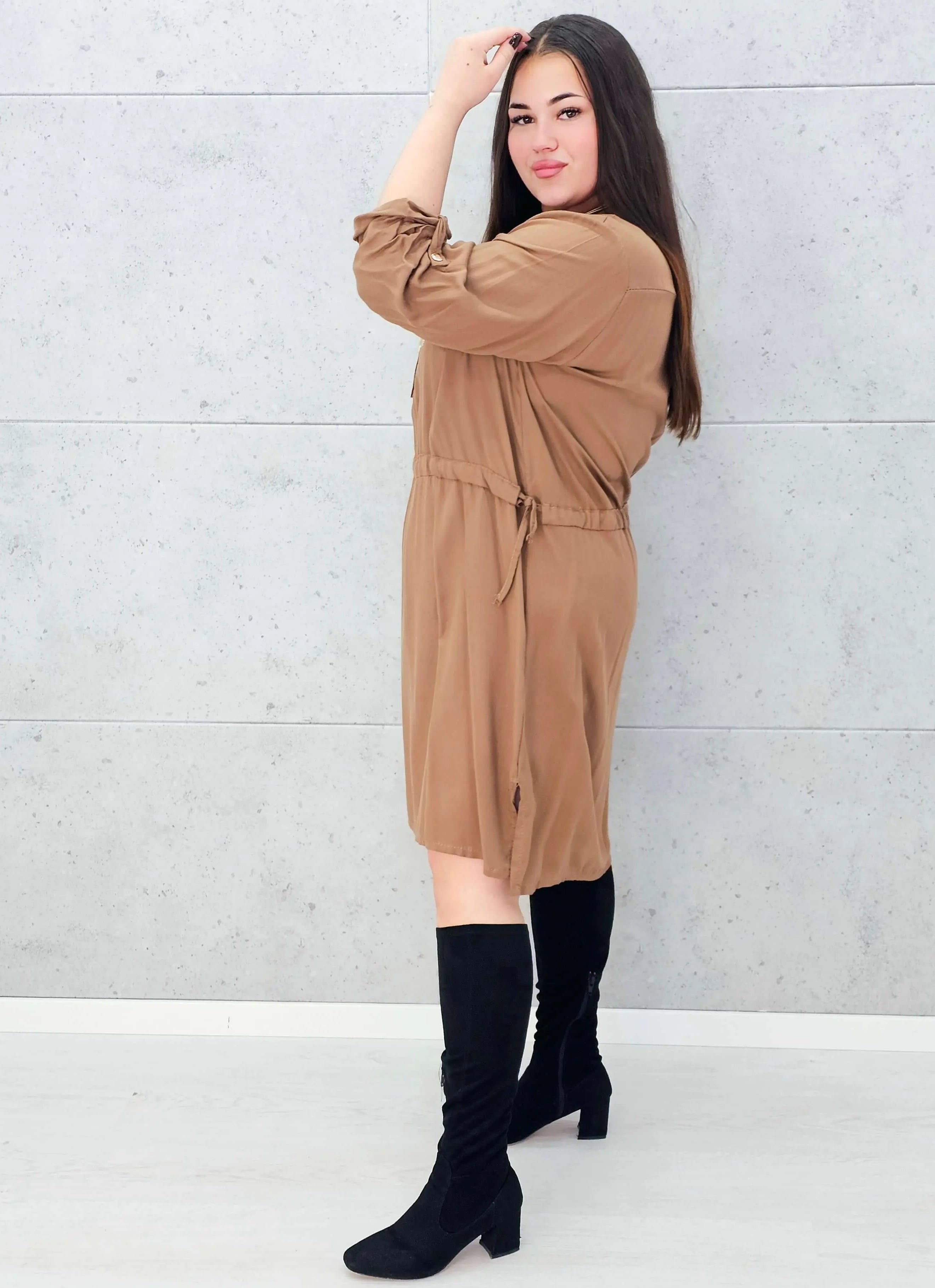 Sukienka z napisem LOVE – elegancka , plus size w karmelowym kolorze Stylowa XL