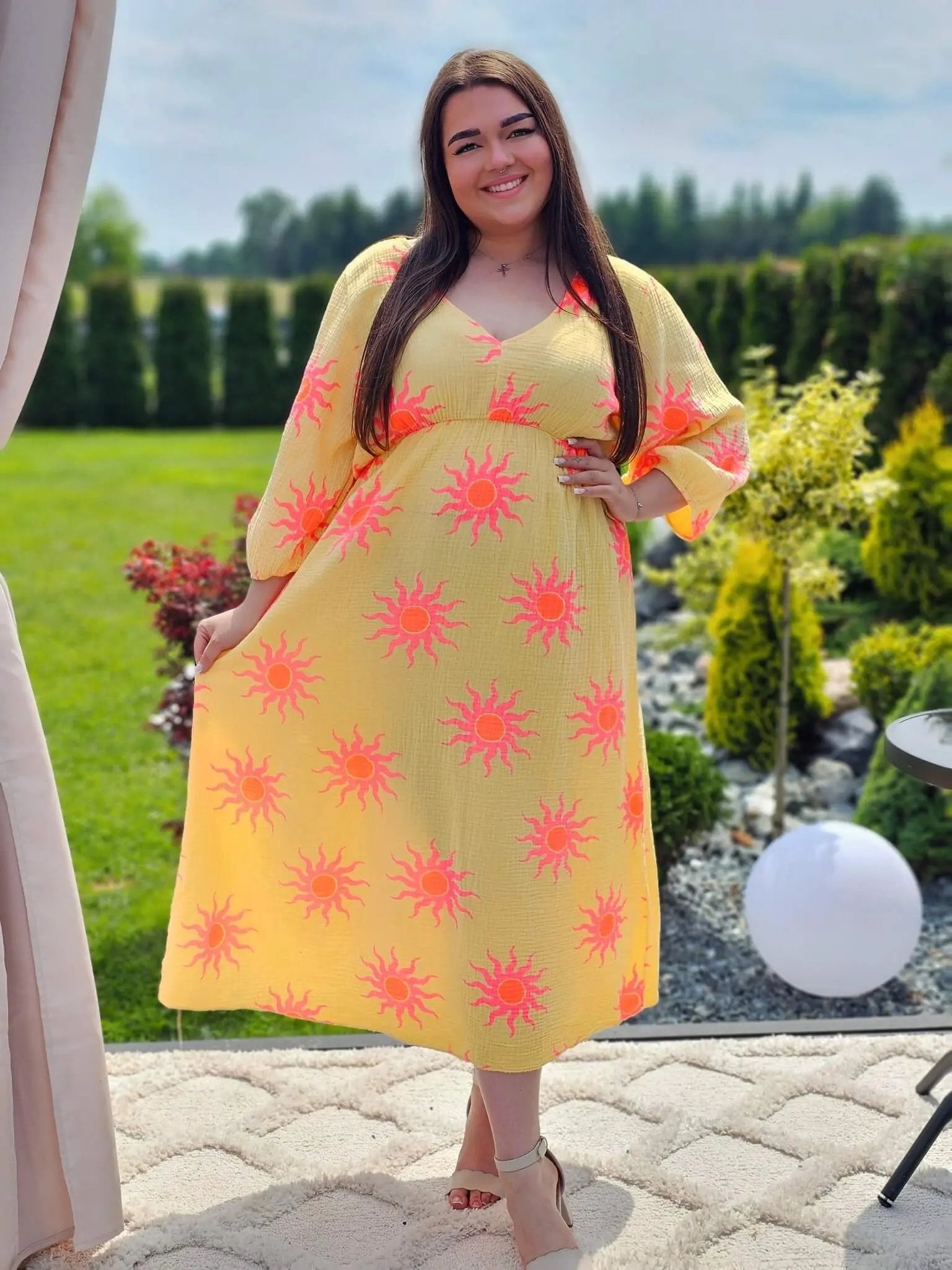 Sukienka z neonowymi słońcami Stylowa XL