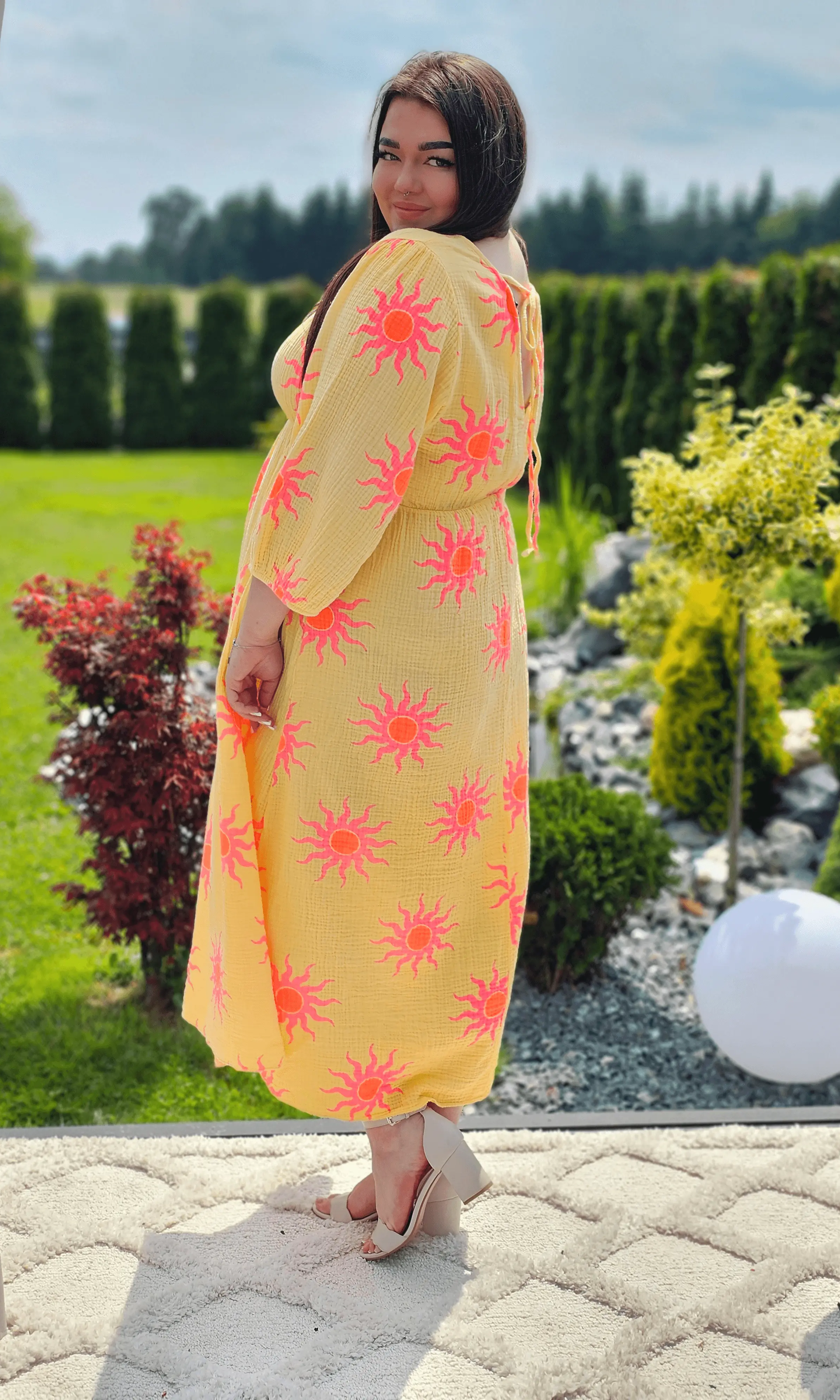 Sukienka z neonowymi słońcami Stylowa XL