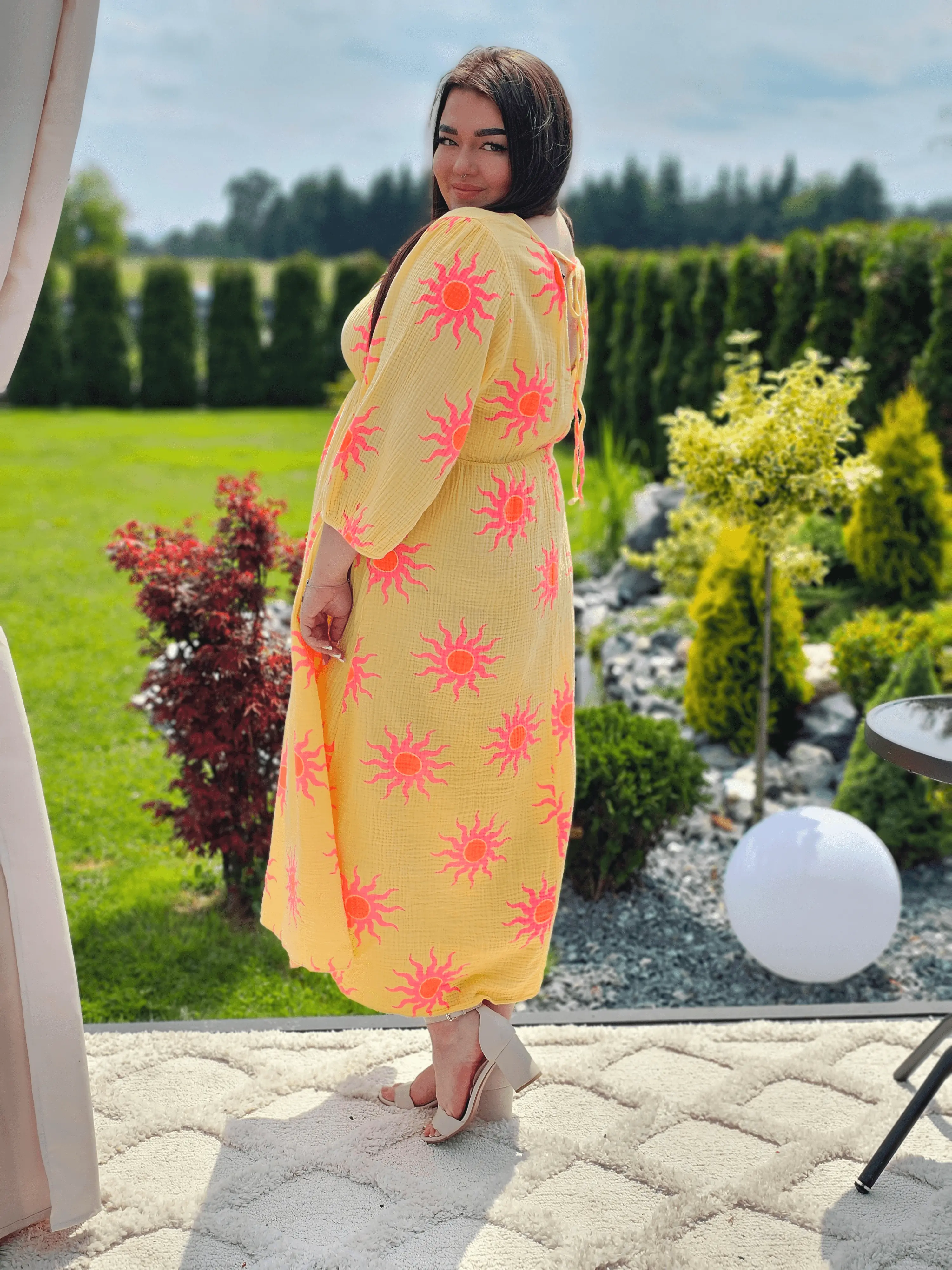 Sukienka z neonowymi słońcami Stylowa XL