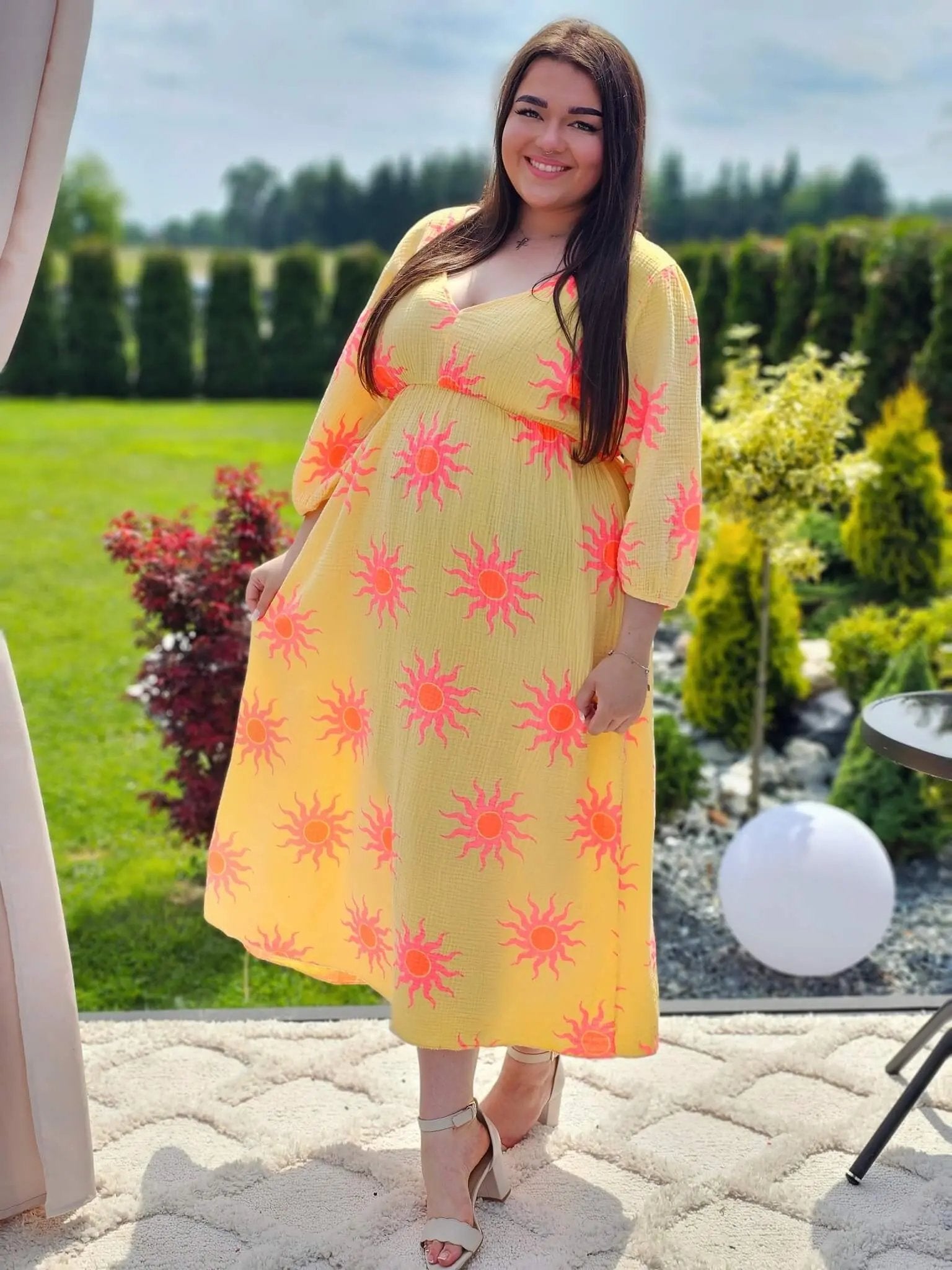 Sukienka z neonowymi słońcami Stylowa XL