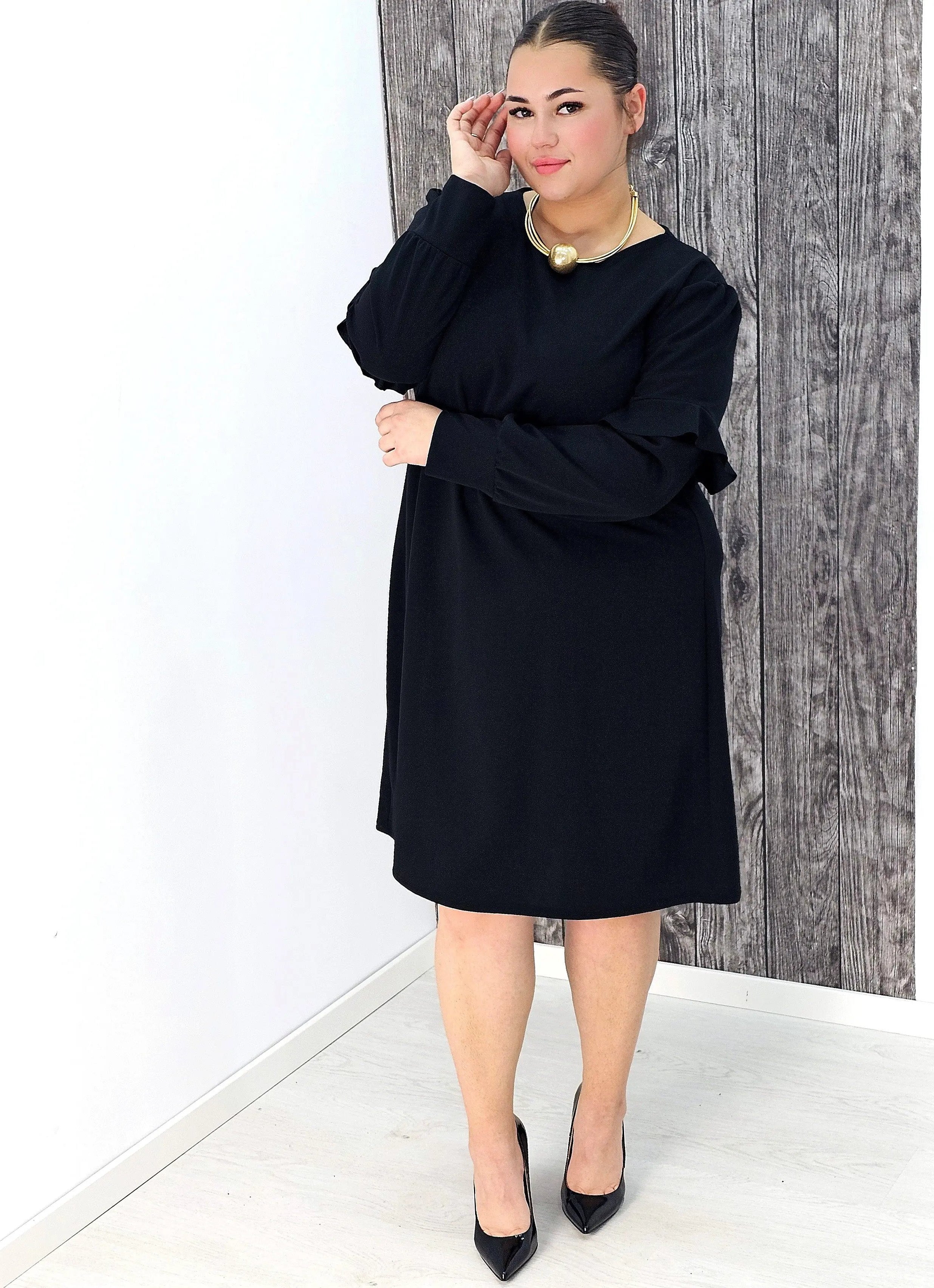 Sukienka z ozdobnym łańcuszkiem na plecach Stylowa XL