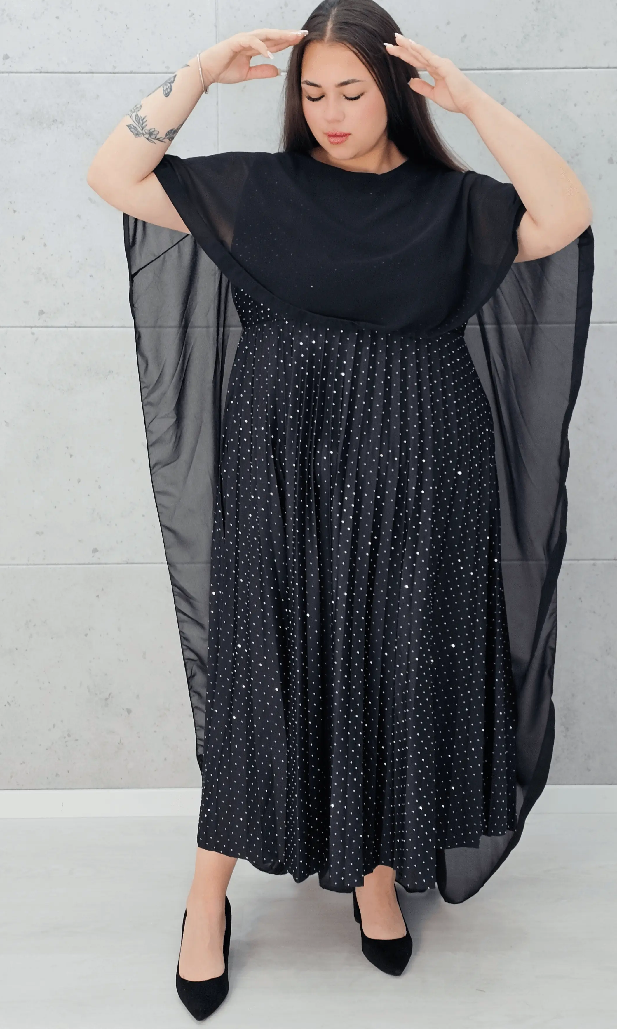 Sukienka z peleryną i plisowanym dołem Stylowa XL