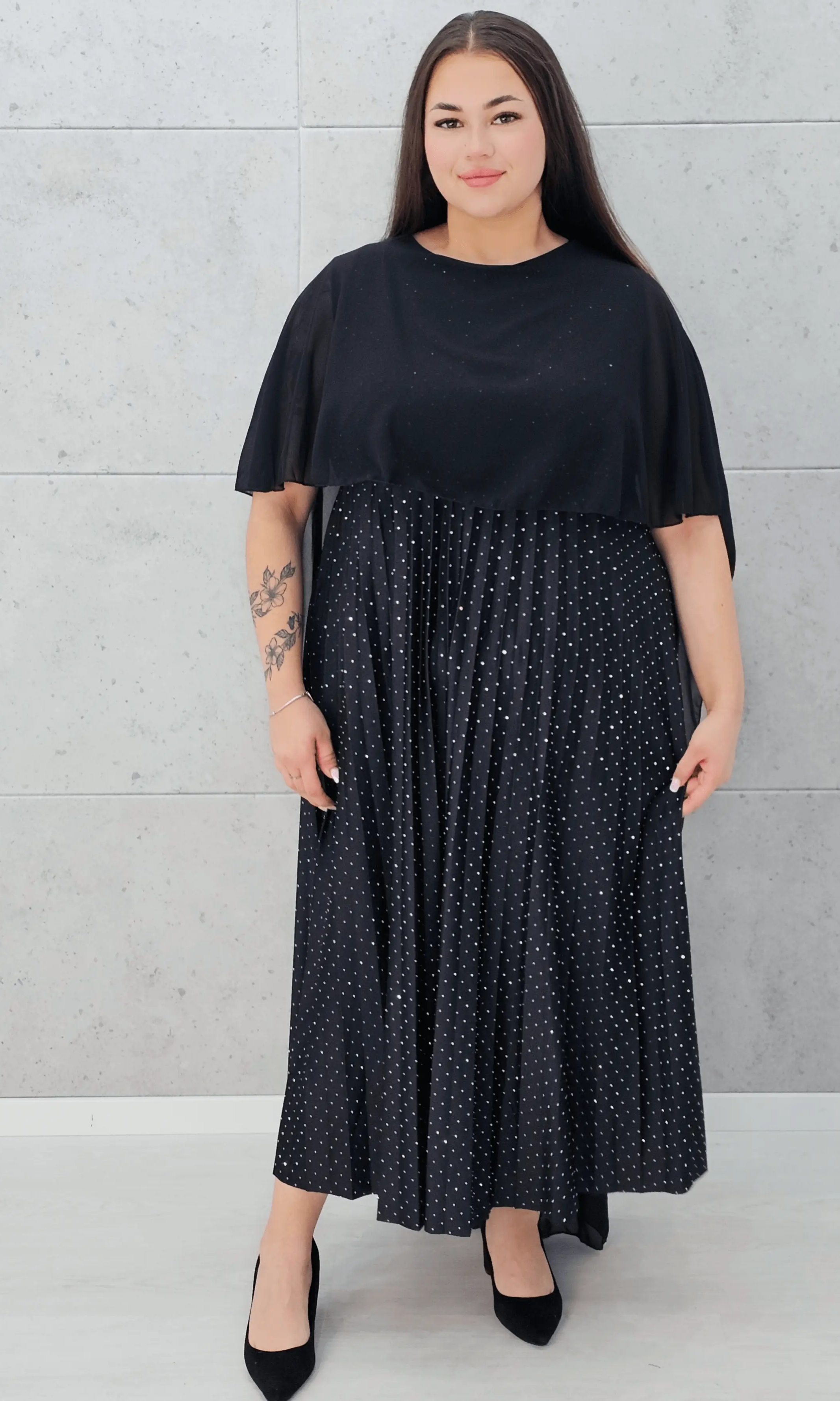 Sukienka z peleryną i plisowanym dołem Stylowa XL