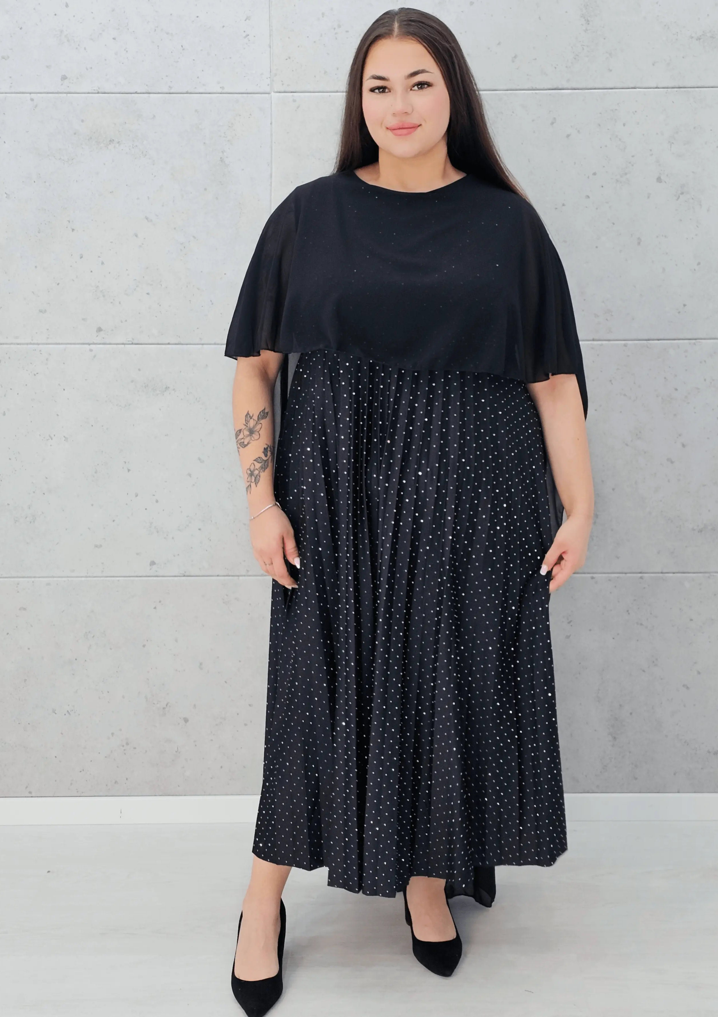 Sukienka z peleryną i plisowanym dołem Stylowa XL