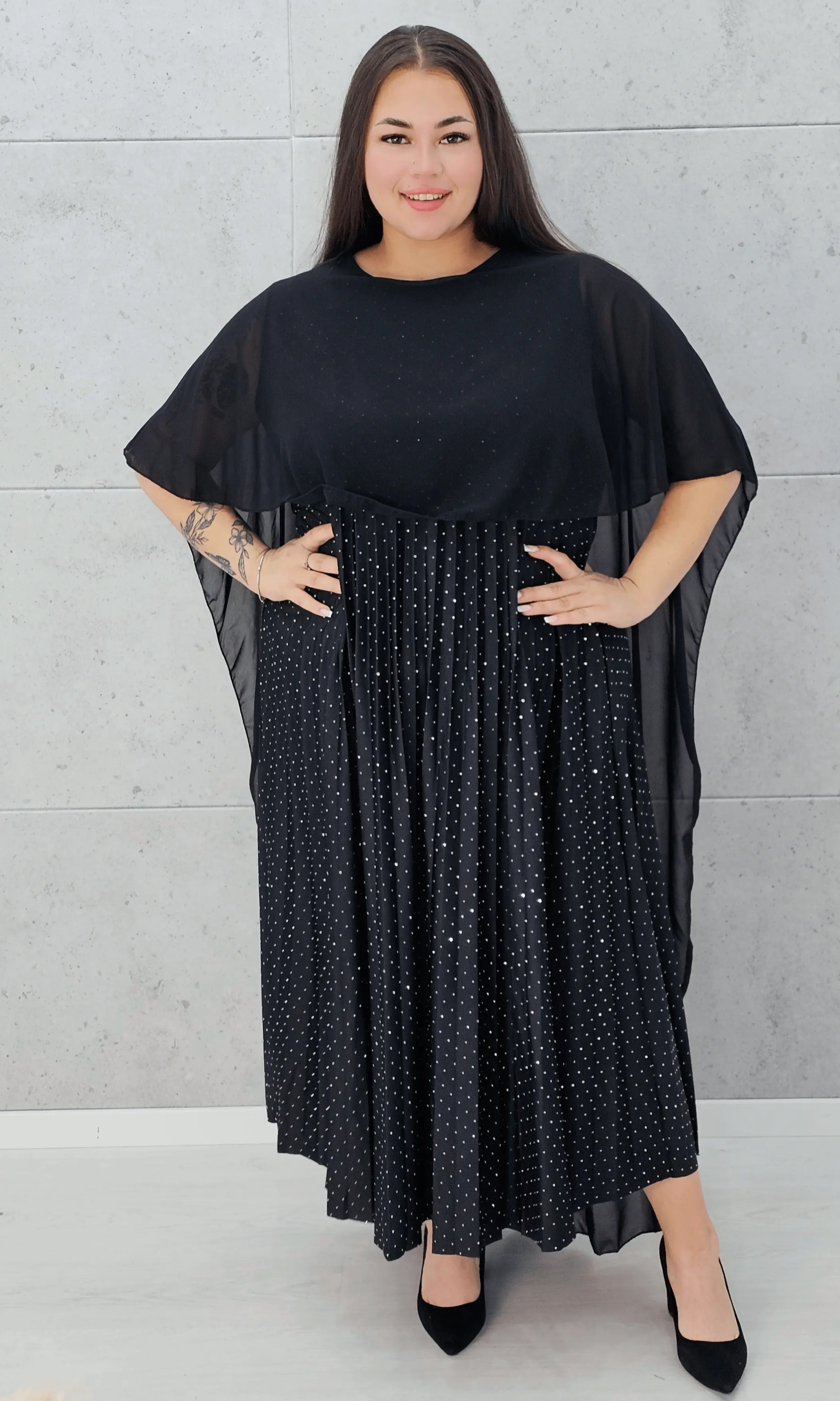 Sukienka z peleryną i plisowanym dołem Stylowa XL