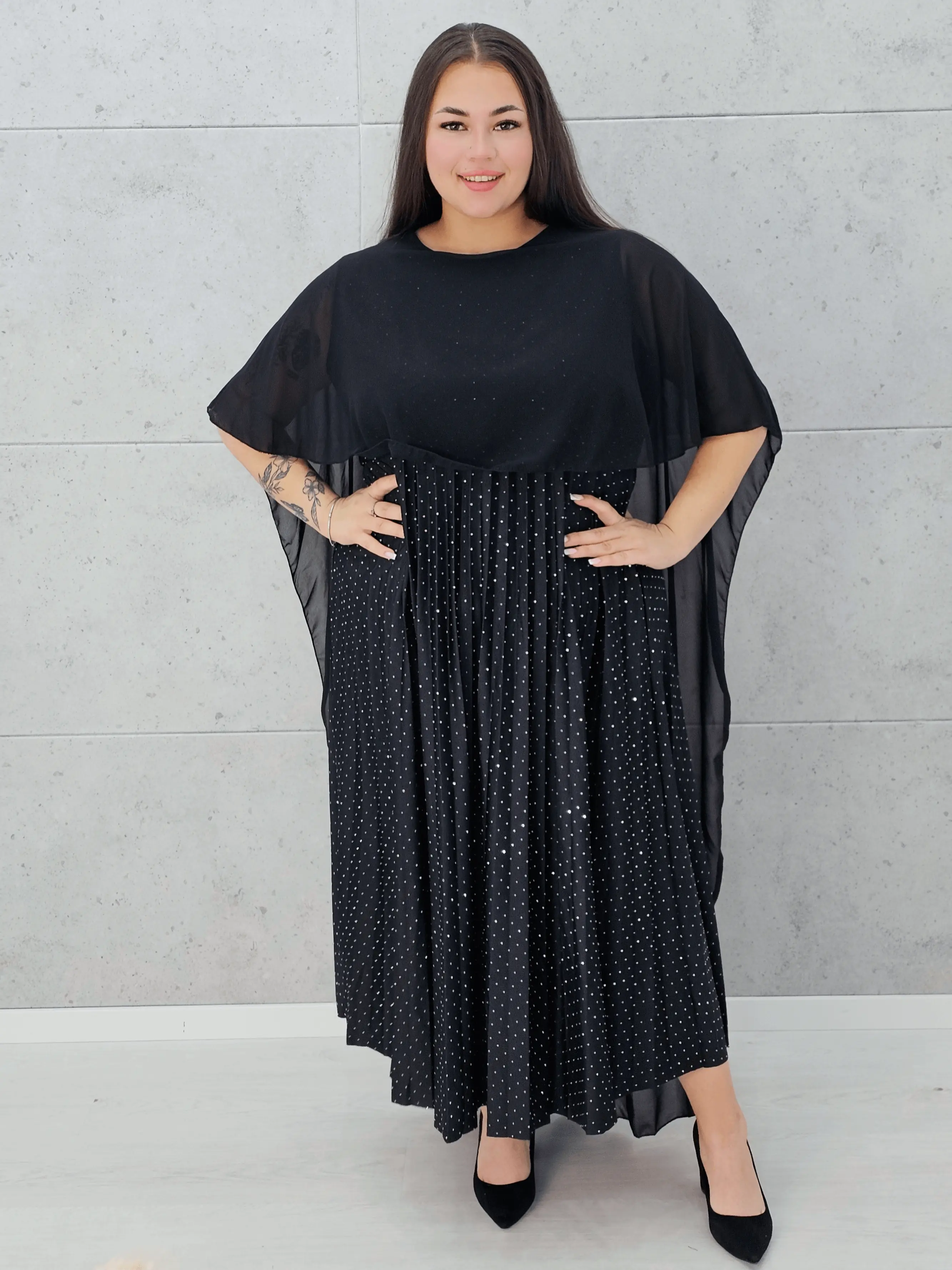 Sukienka z peleryną i plisowanym dołem Stylowa XL