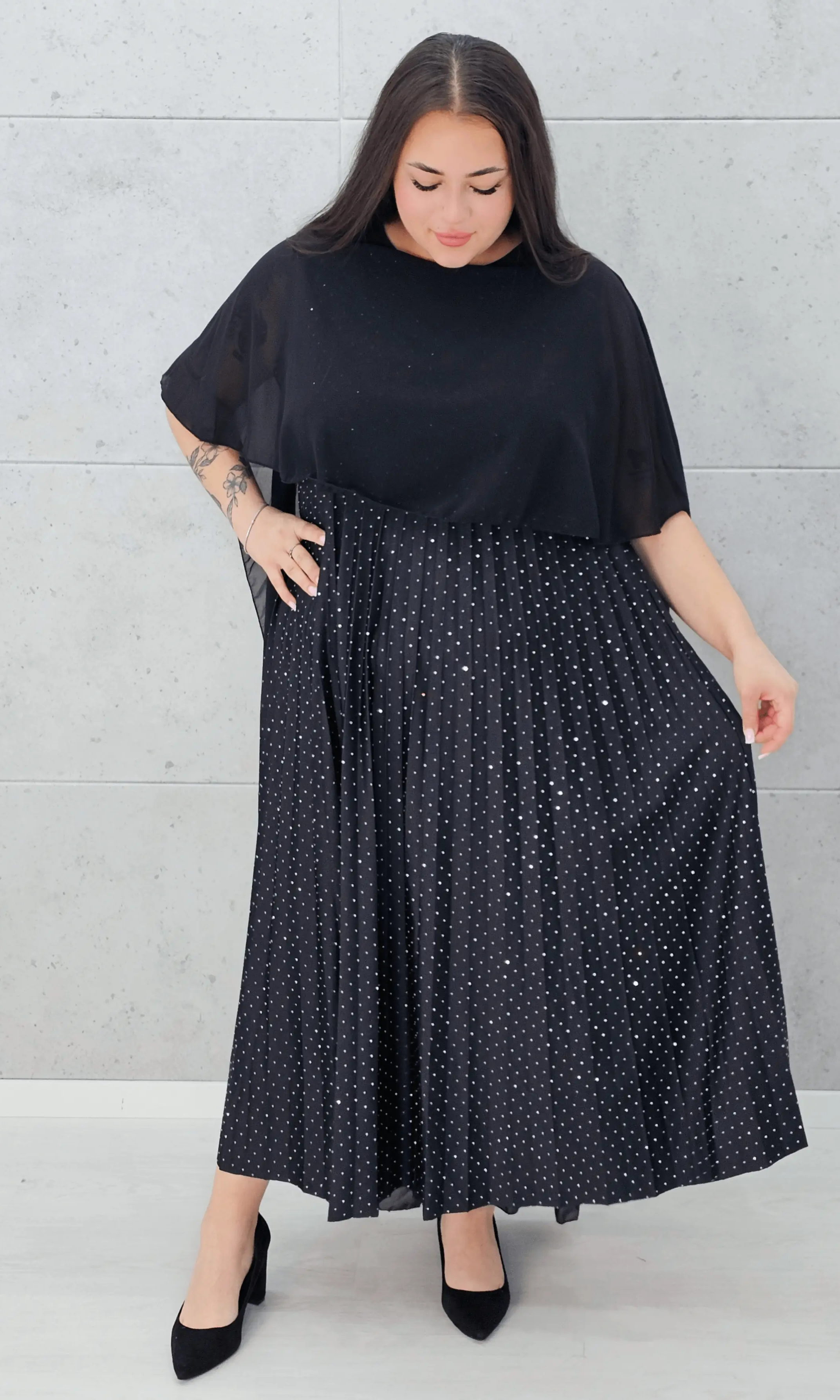 Sukienka z peleryną i plisowanym dołem Stylowa XL