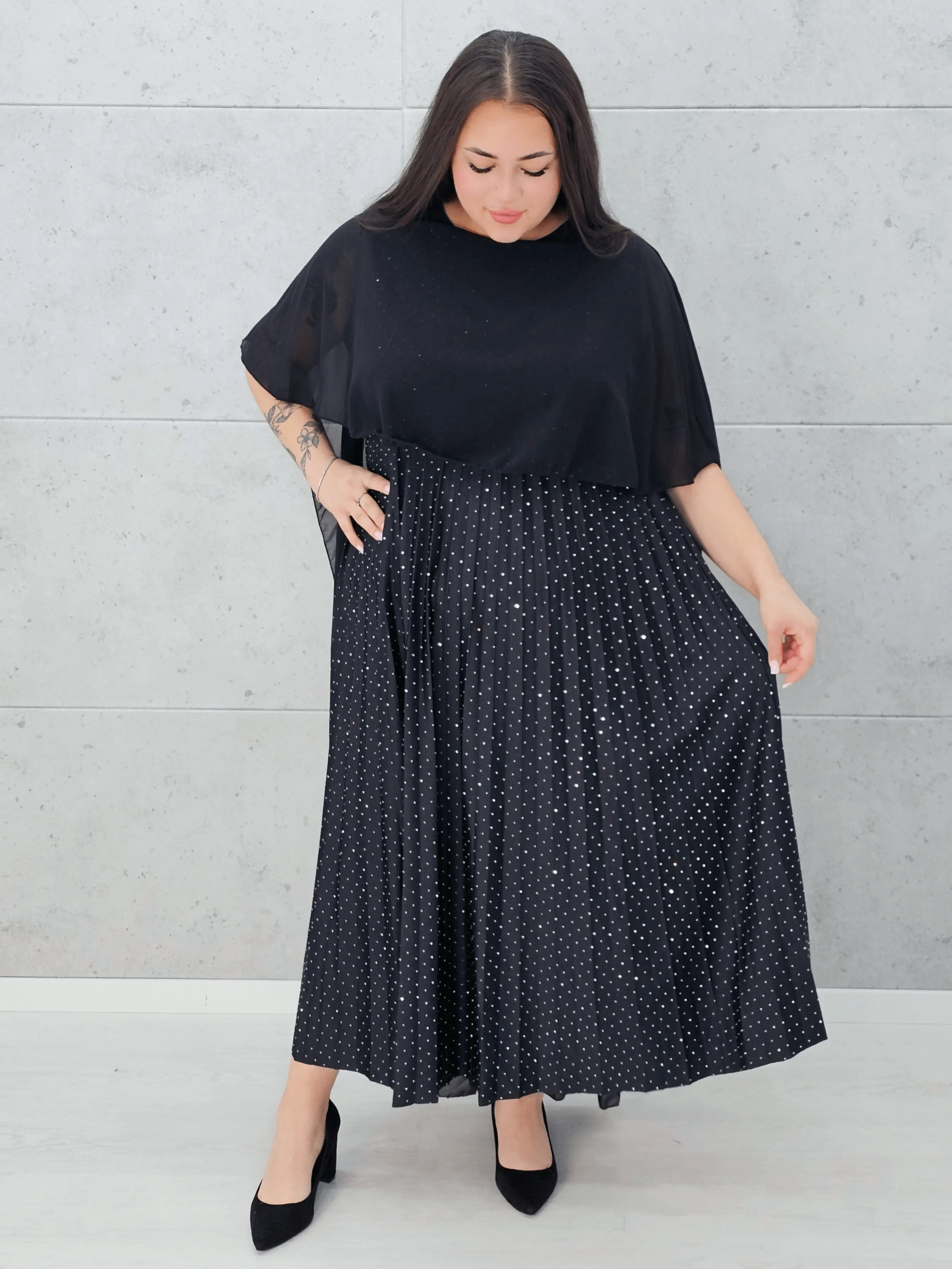 Sukienka z peleryną i plisowanym dołem Stylowa XL