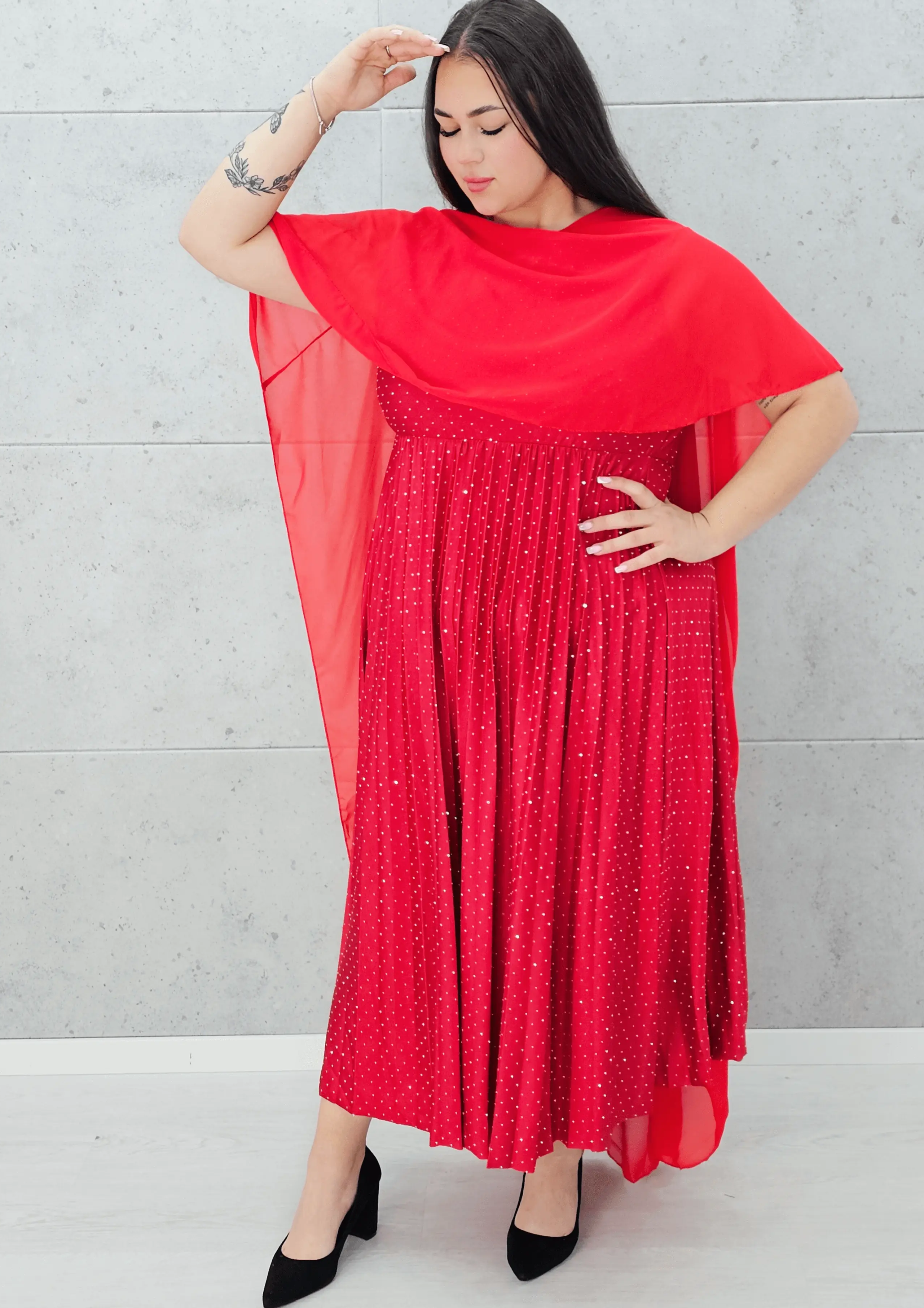 Sukienka z peleryną i plisowanym dołem Stylowa XL