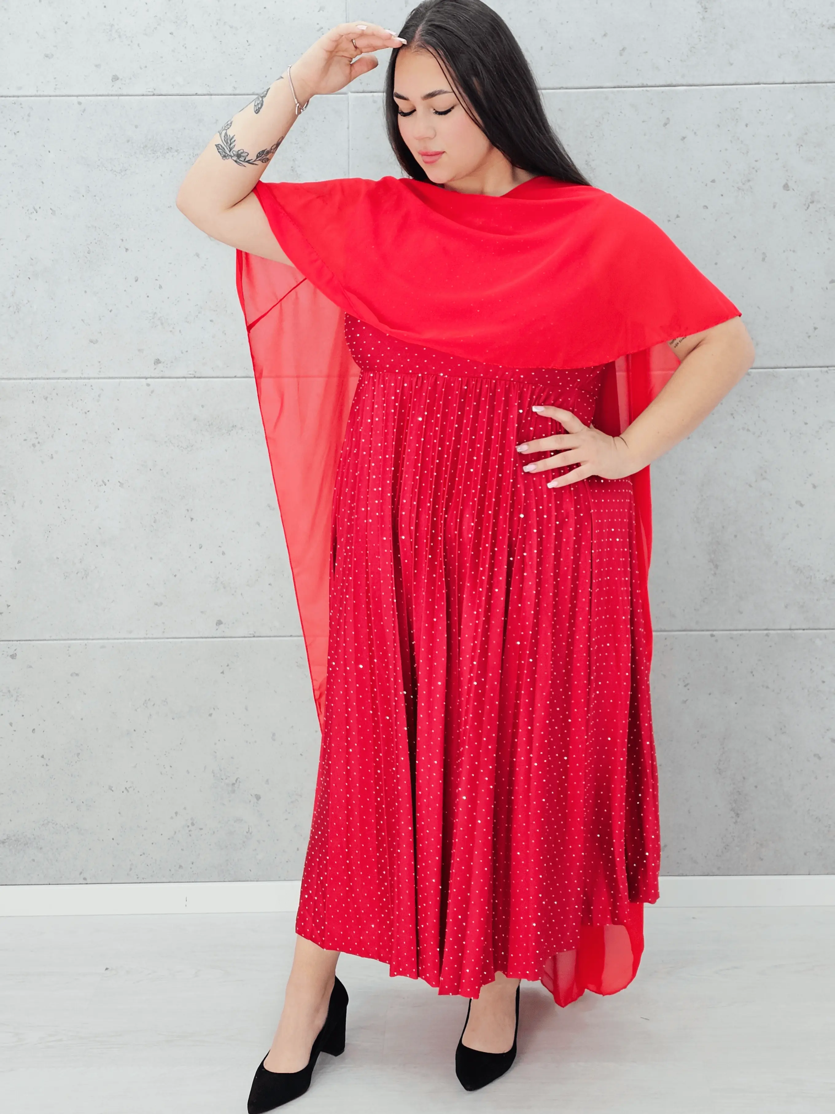 Sukienka z peleryną i plisowanym dołem Stylowa XL