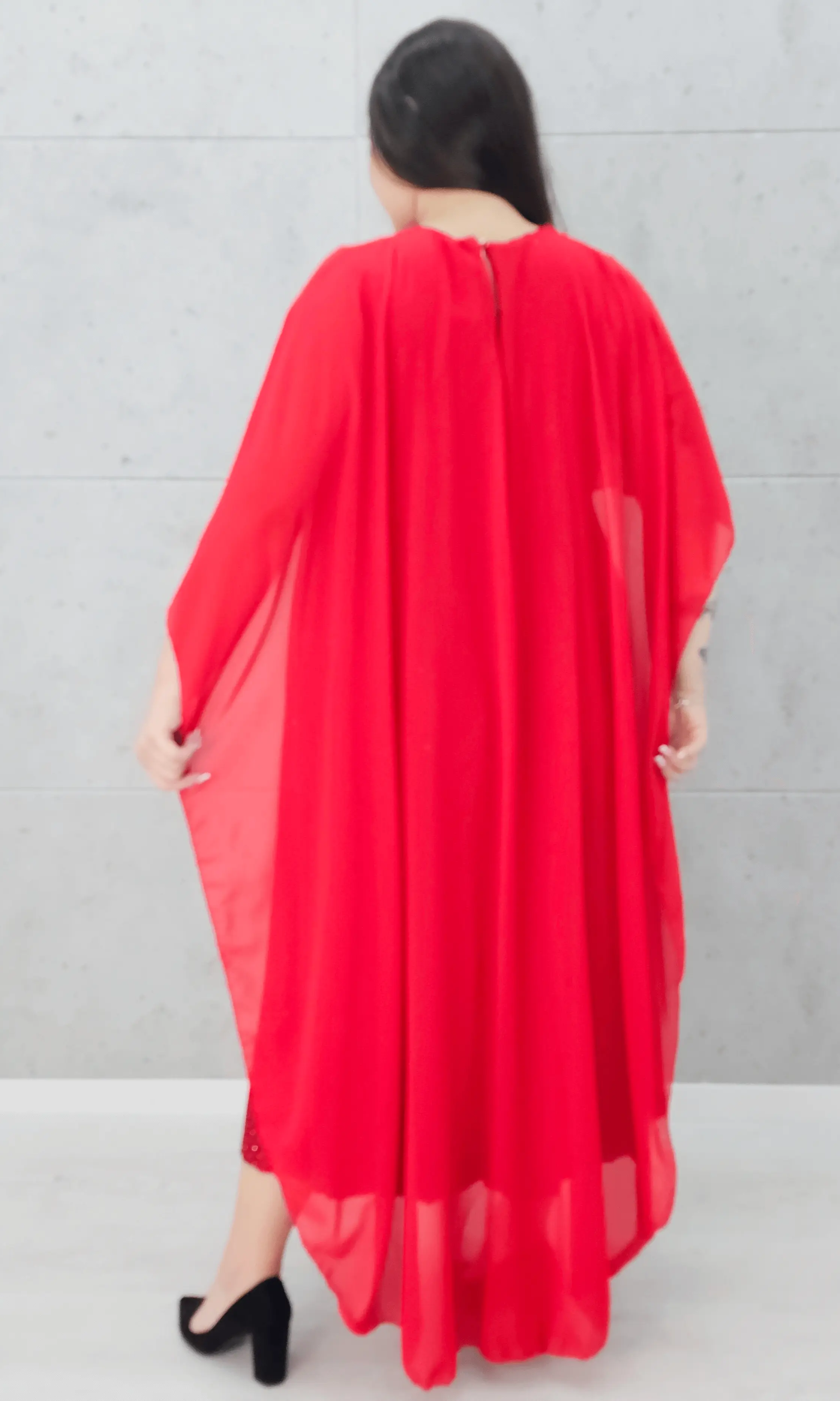 Sukienka z peleryną i plisowanym dołem Stylowa XL